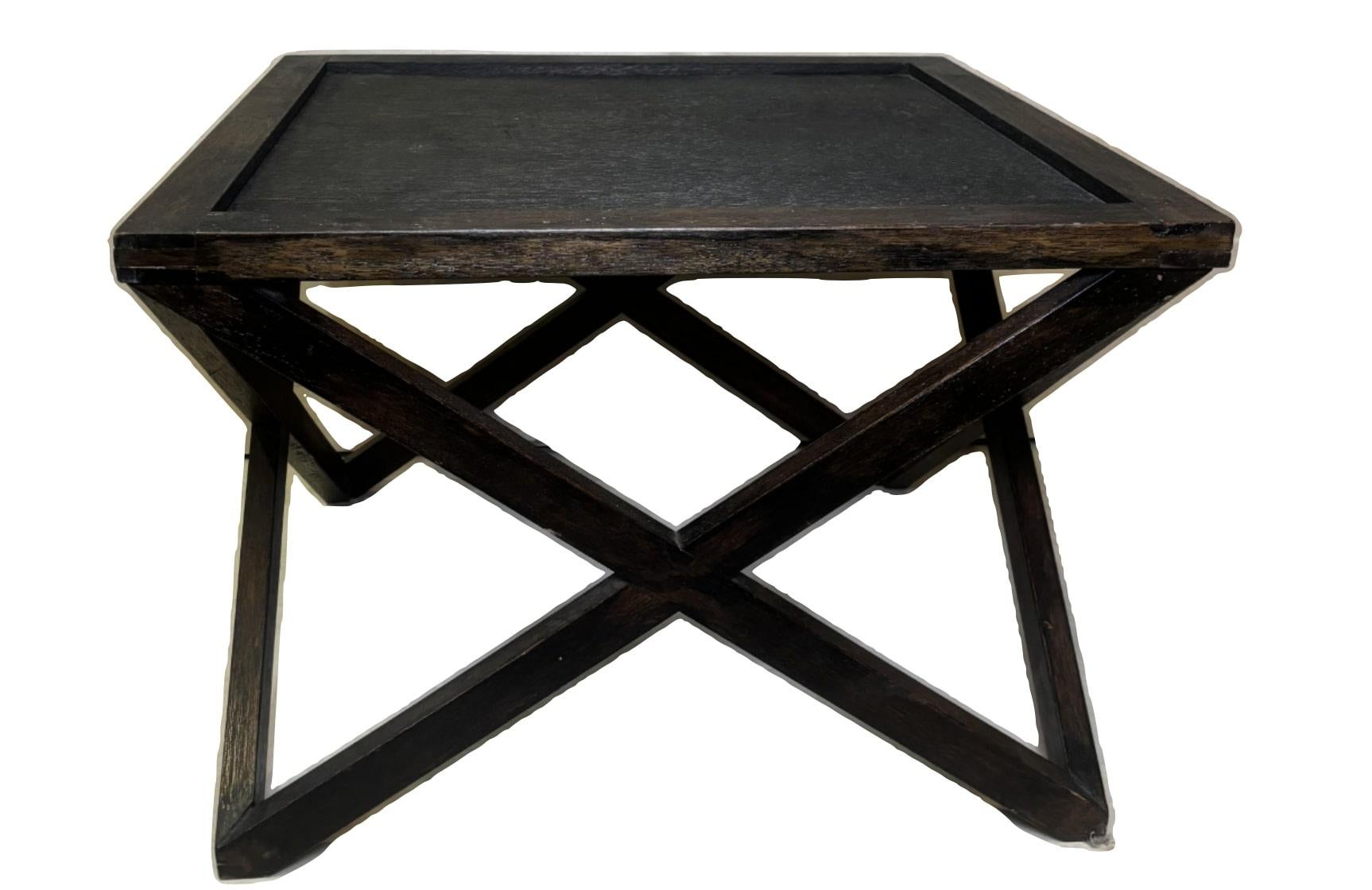 Tables basses - Trois au total. Vendus séparément au prix de 600 $ chacun.
Chaque table basse a une finition légèrement différente. 