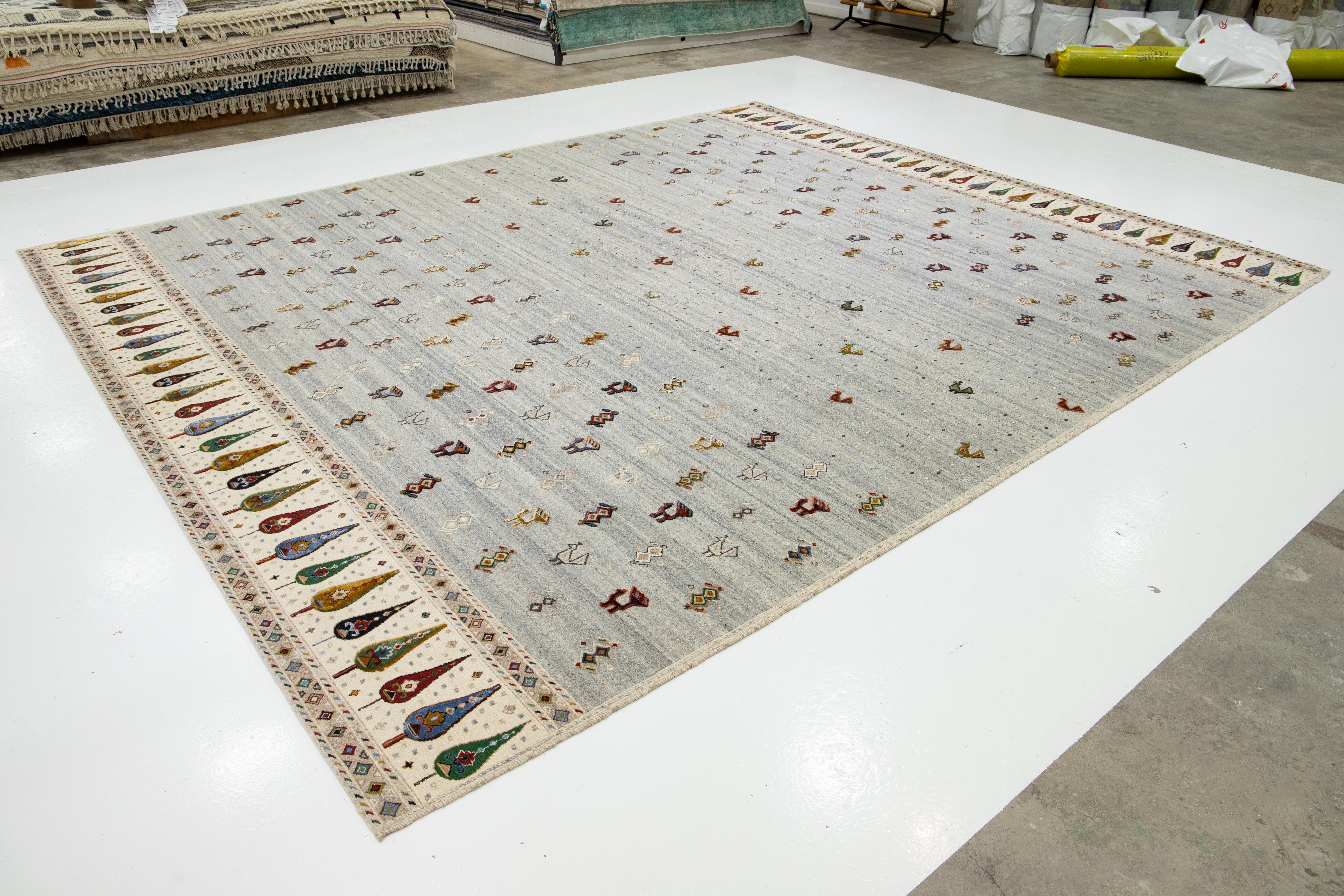 Moderner geometrischer Sumakh-Wollteppich in Grau, modern im Zustand „Hervorragend“ im Angebot in Norwalk, CT