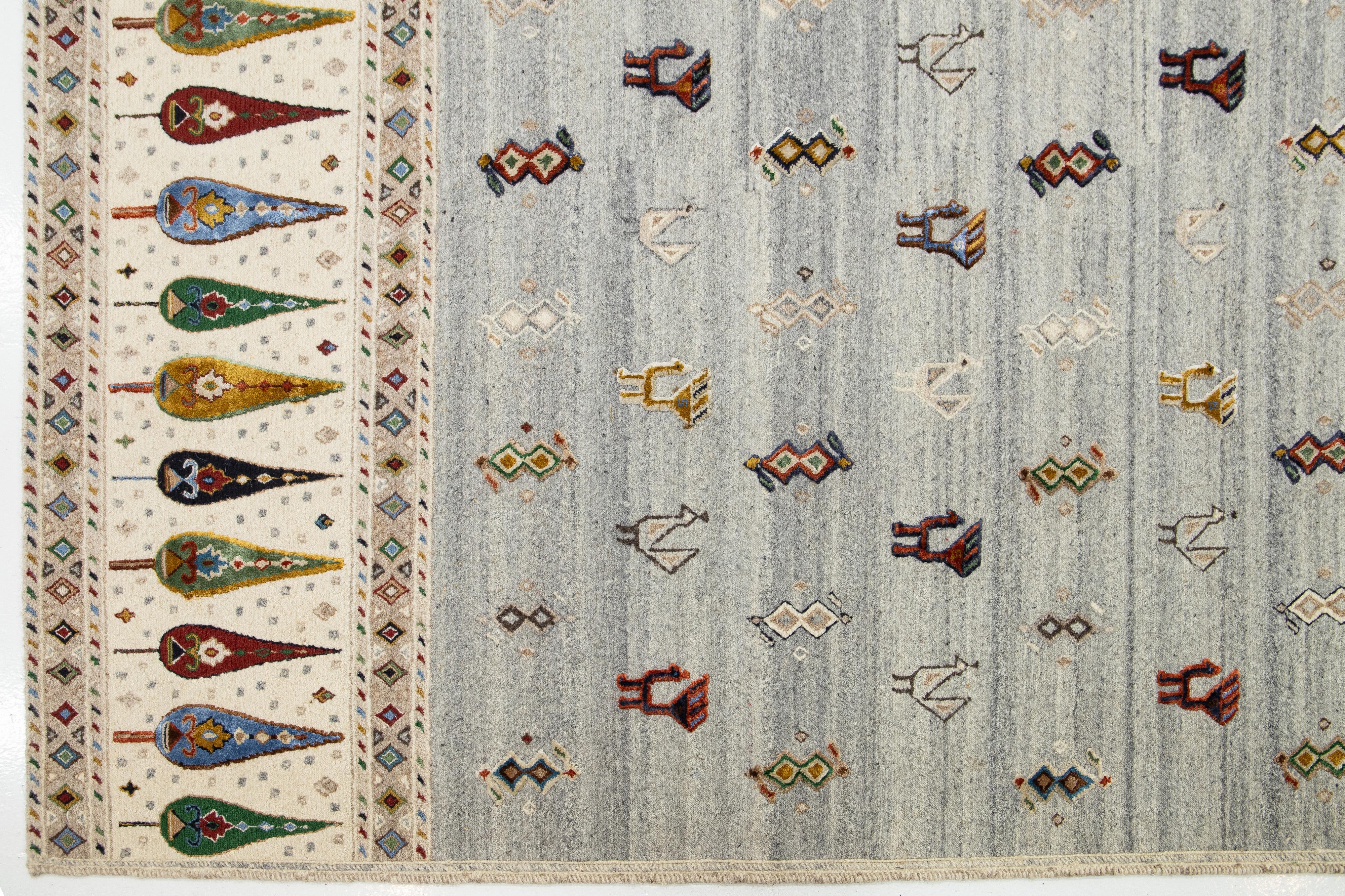 Moderner geometrischer Sumakh-Wollteppich in Grau, modern (Wolle) im Angebot