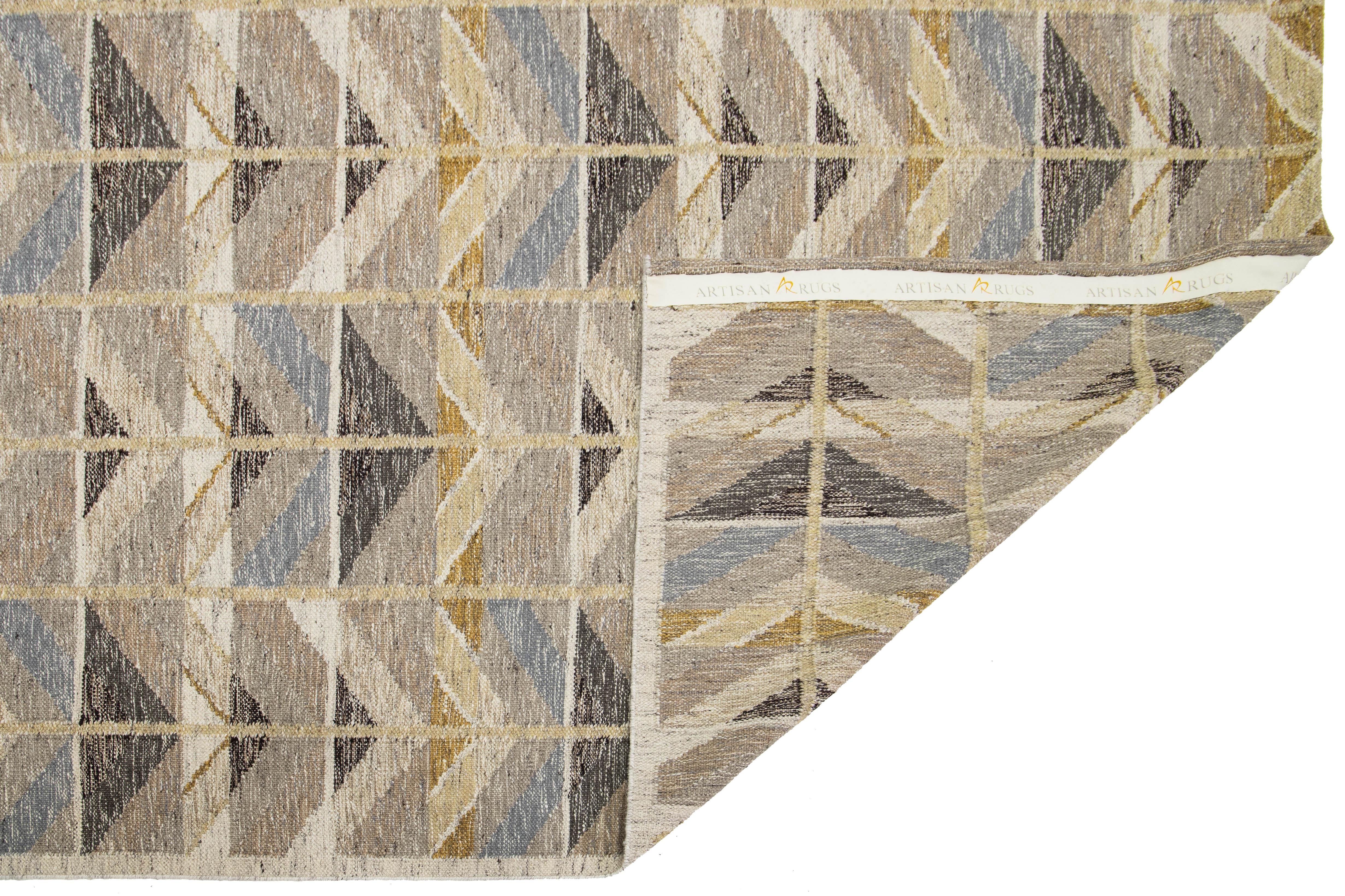 Moderner geometrischer Flachgewebe-Wollteppich im schwedischen Stil in erdigen Tönen (Skandinavische Moderne) im Angebot