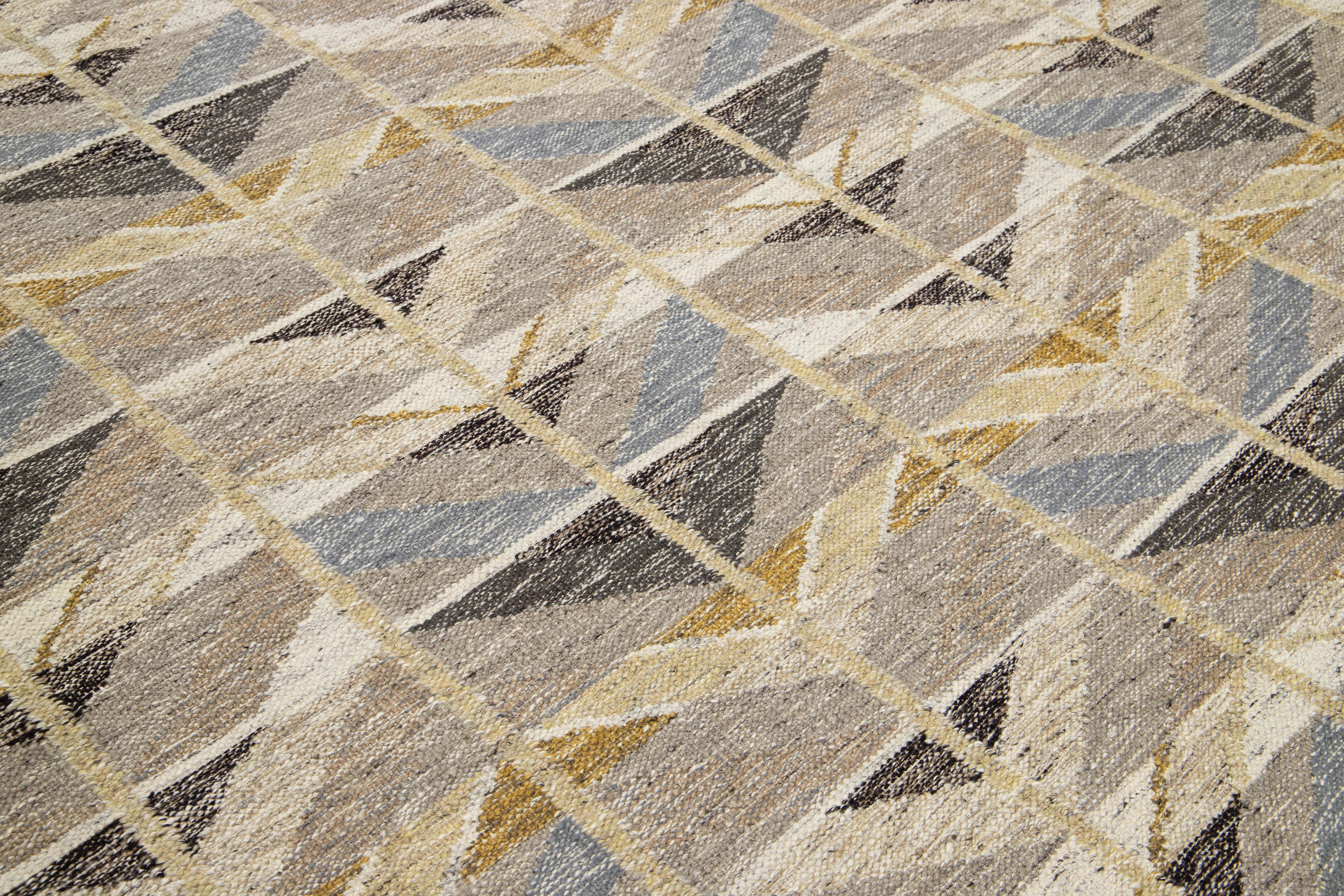 Moderner geometrischer Flachgewebe-Wollteppich im schwedischen Stil in erdigen Tönen (Handgeknüpft) im Angebot