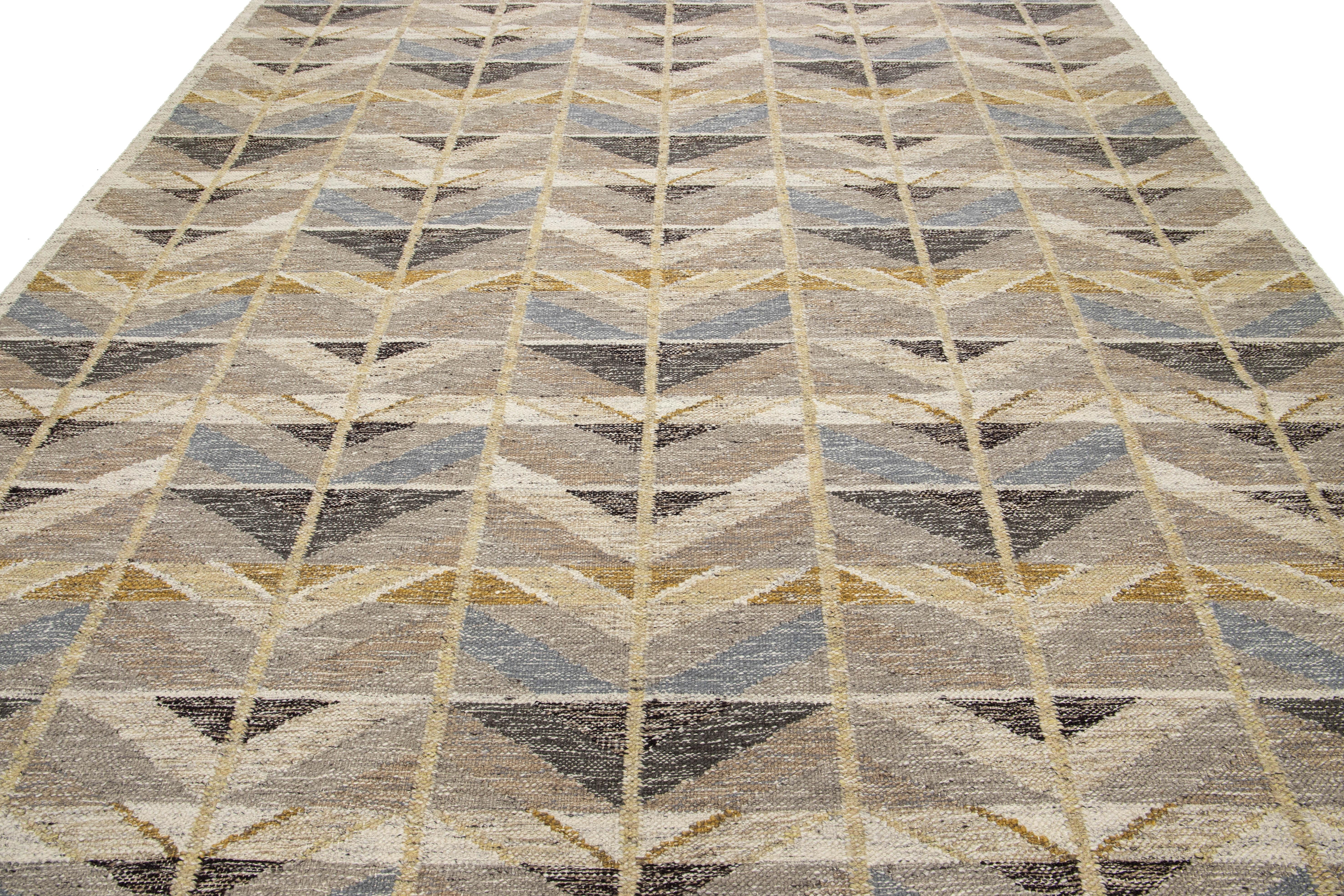 Moderner geometrischer Flachgewebe-Wollteppich im schwedischen Stil in erdigen Tönen im Zustand „Neu“ im Angebot in Norwalk, CT