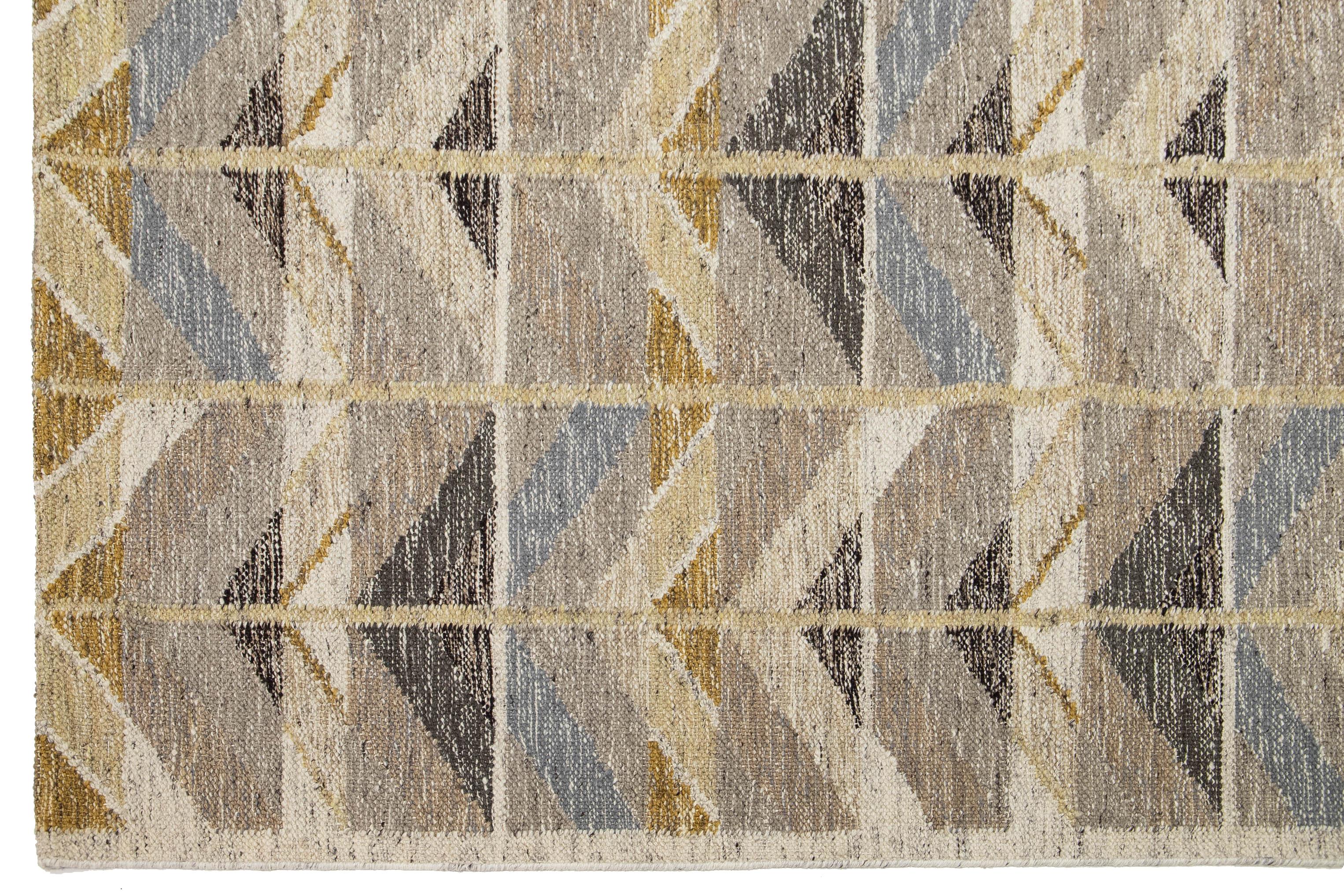 Moderner geometrischer Flachgewebe-Wollteppich im schwedischen Stil in erdigen Tönen (21. Jahrhundert und zeitgenössisch) im Angebot
