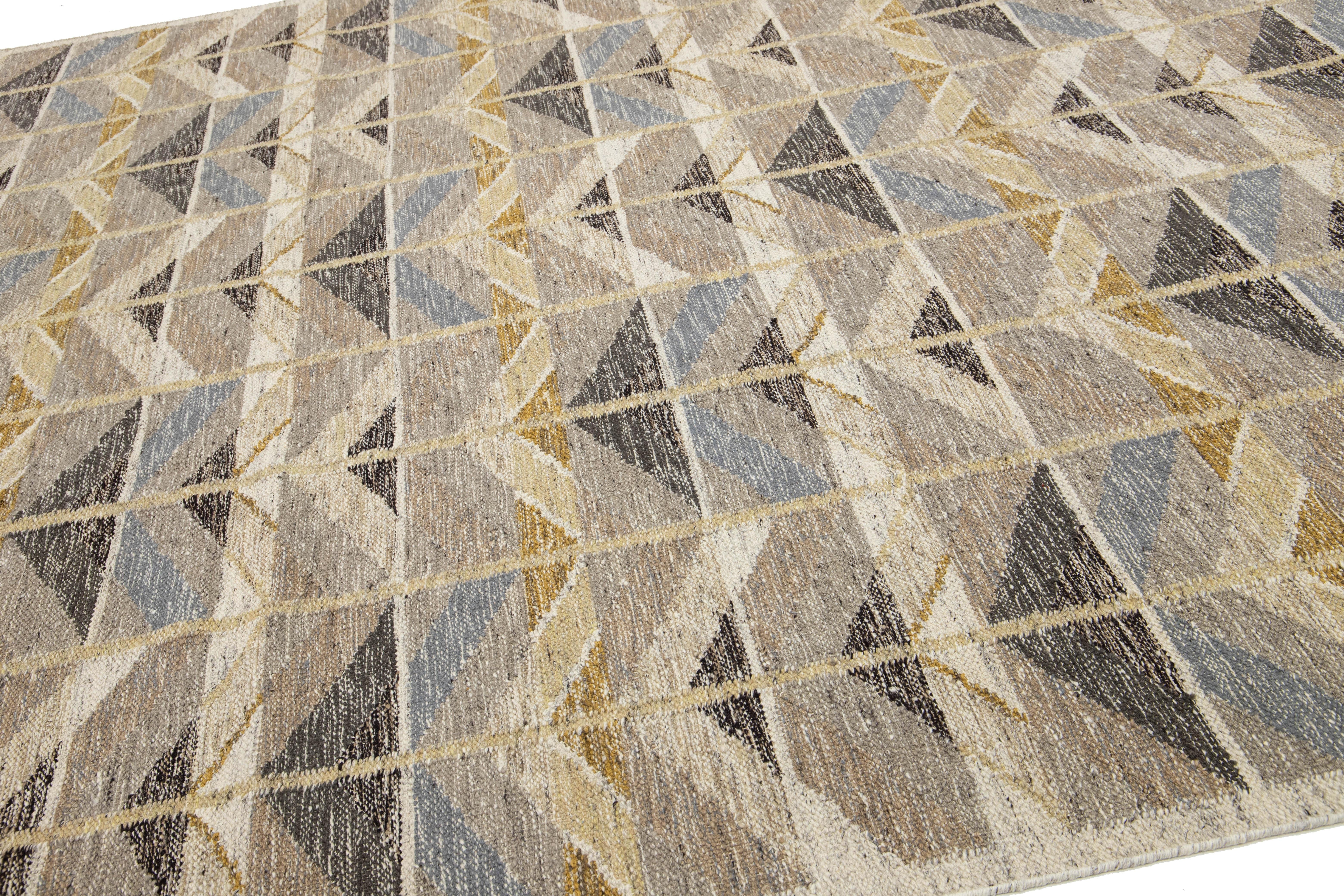 Moderner geometrischer Flachgewebe-Wollteppich im schwedischen Stil in erdigen Tönen (Wolle) im Angebot