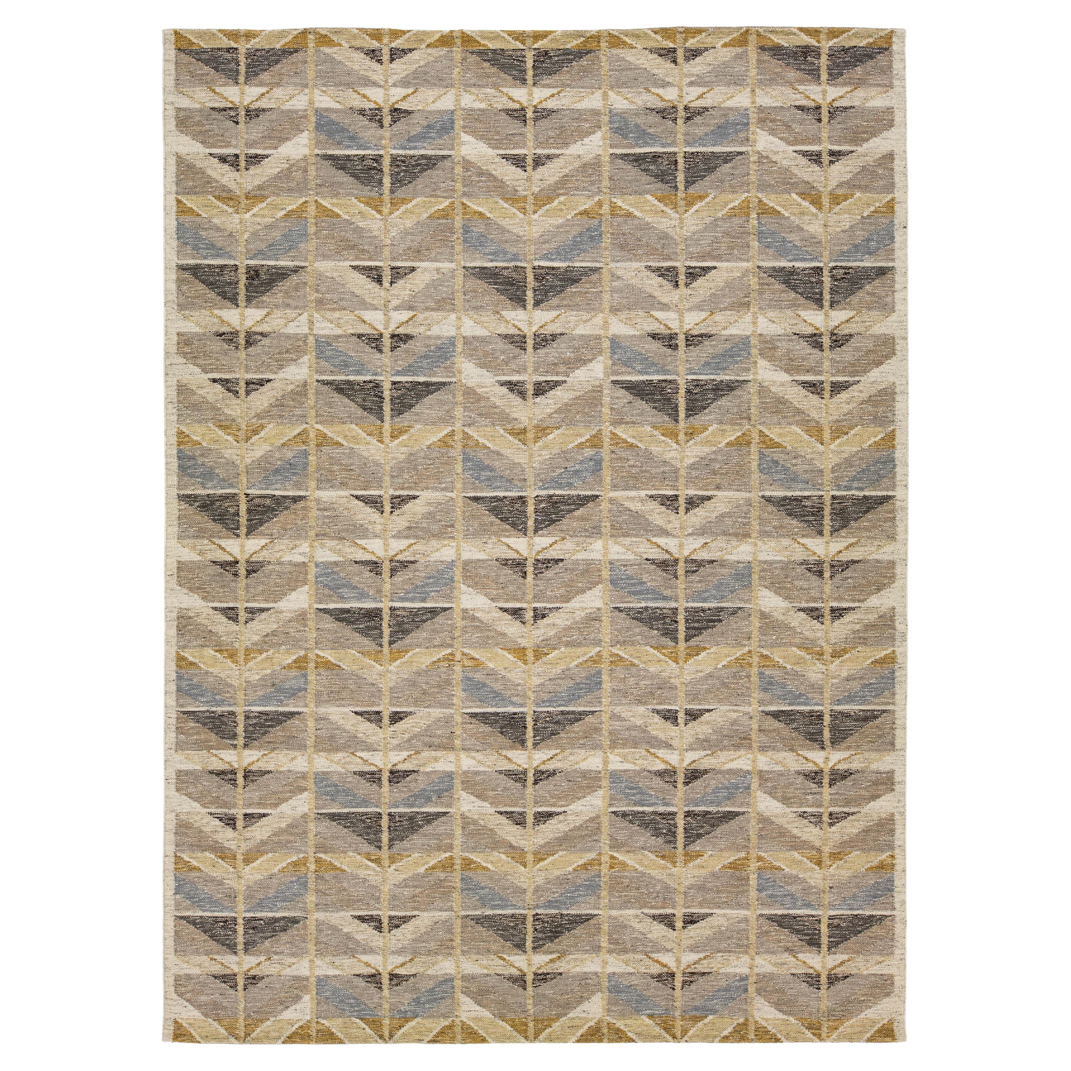 Moderner geometrischer Flachgewebe-Wollteppich im schwedischen Stil in erdigen Tönen im Angebot