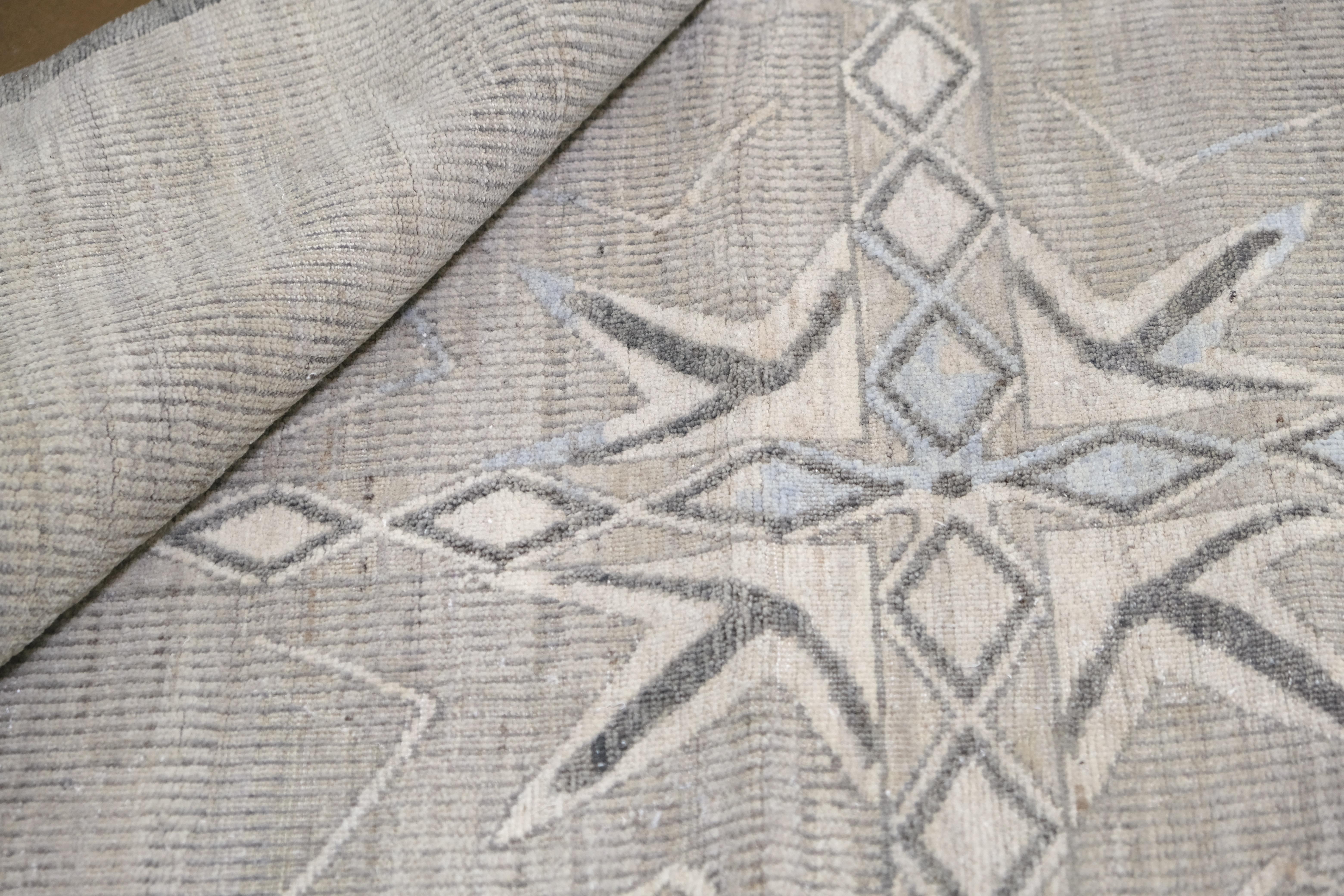 Modern Geometrisch Tribal Warm Neutral Wollteppich 12x15 (Moderne) im Angebot
