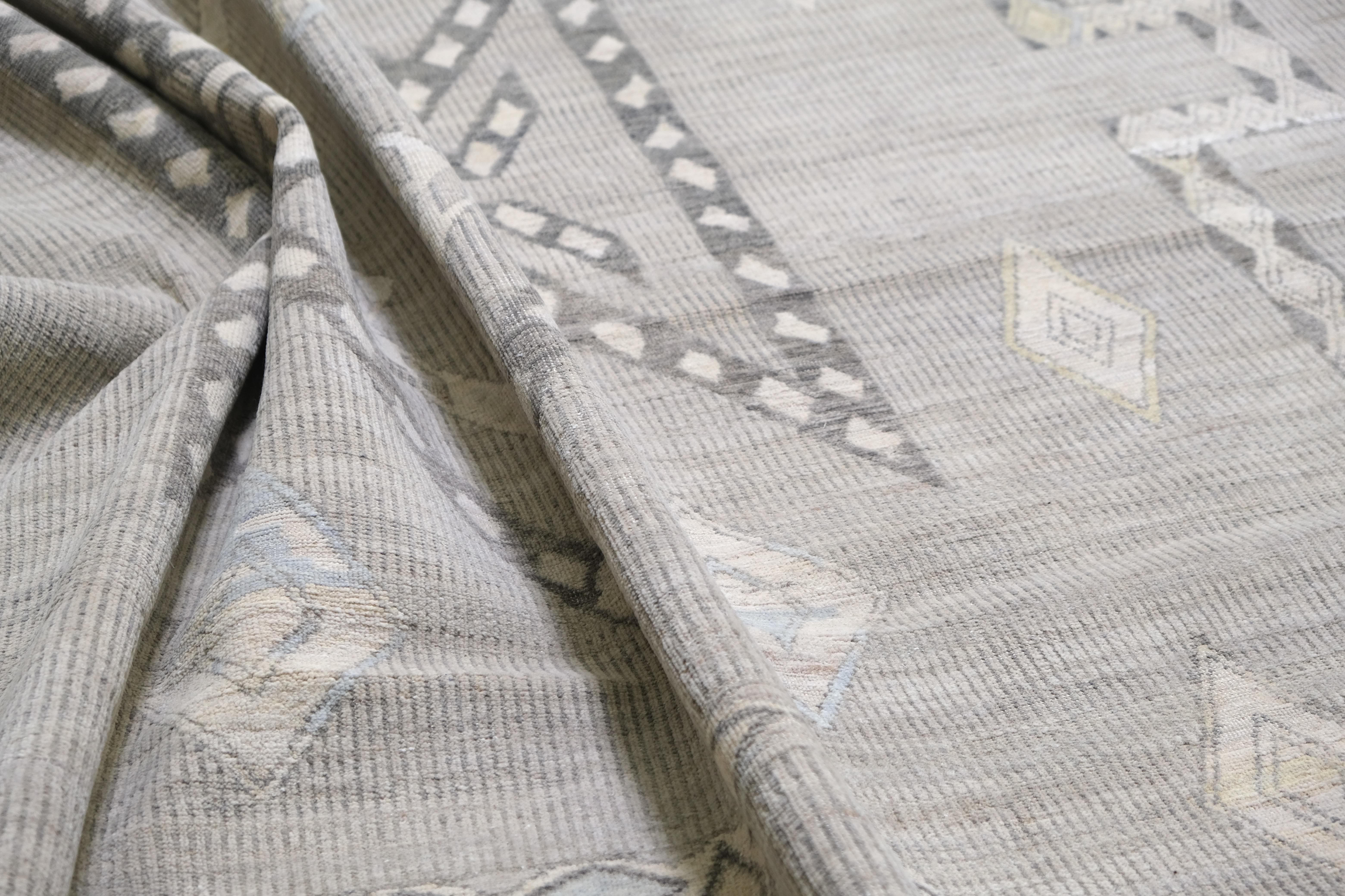Modern Geometrisch Tribal Warm Neutral Wollteppich 12x15 (21. Jahrhundert und zeitgenössisch) im Angebot