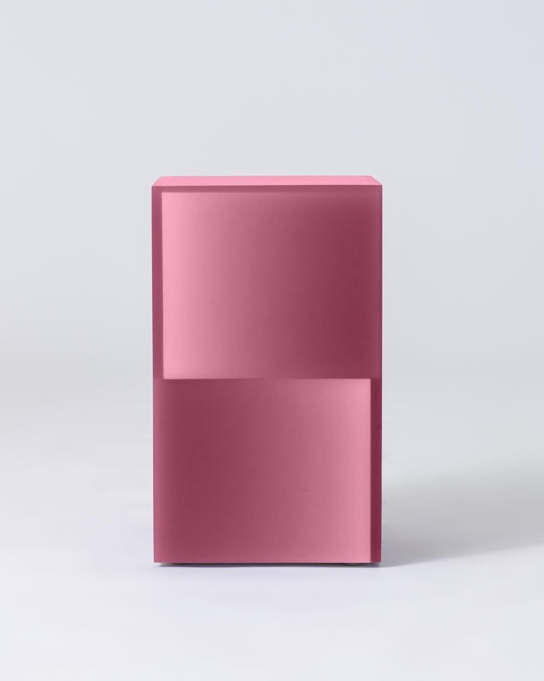 Mesa auxiliar moderna geométrica de dos vías Taburete de resina epoxi rosa by Facture Moderno en venta