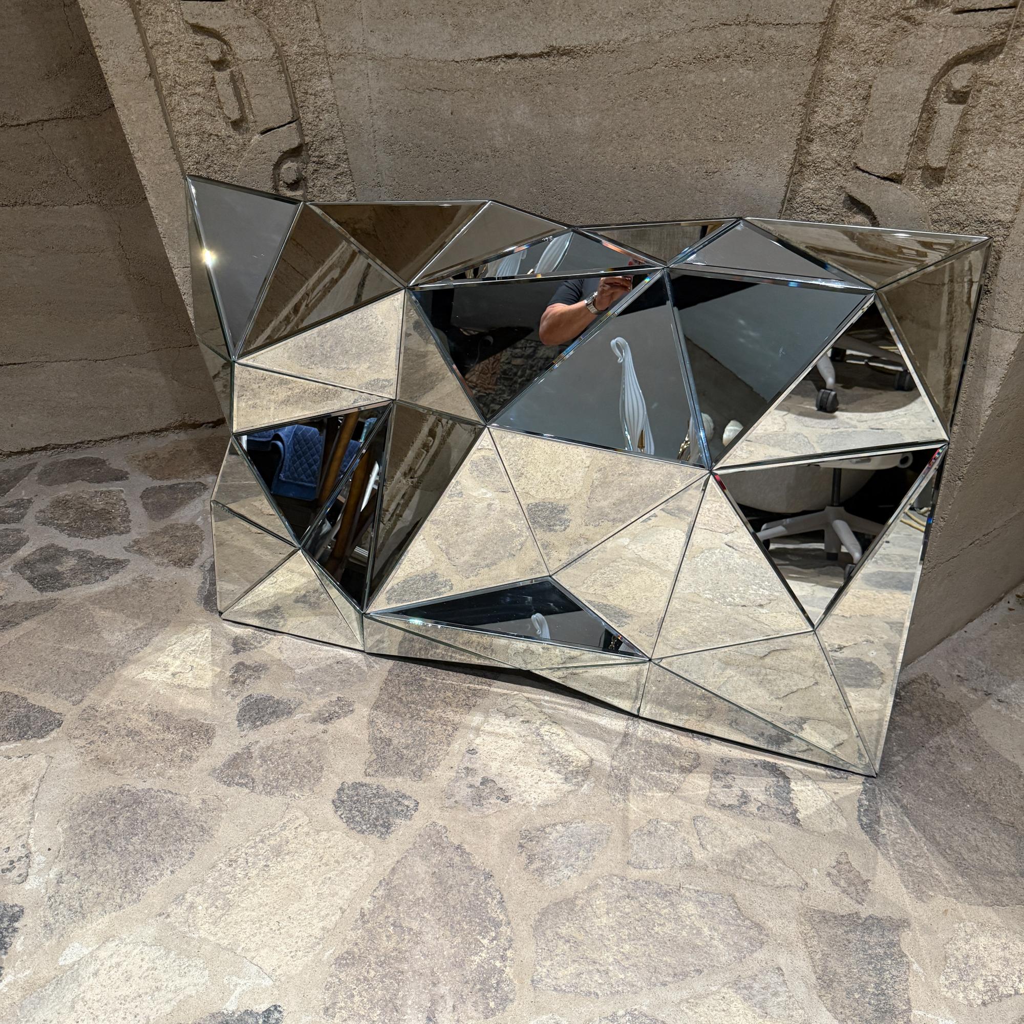 Para tu consideración, un espejo de pared geométrico moderno . Sin marcar, sin información del fabricante, país de origen. Se puede colgar vertical u horizontalmente. Espejo biselado.

Dimensiones:31,5