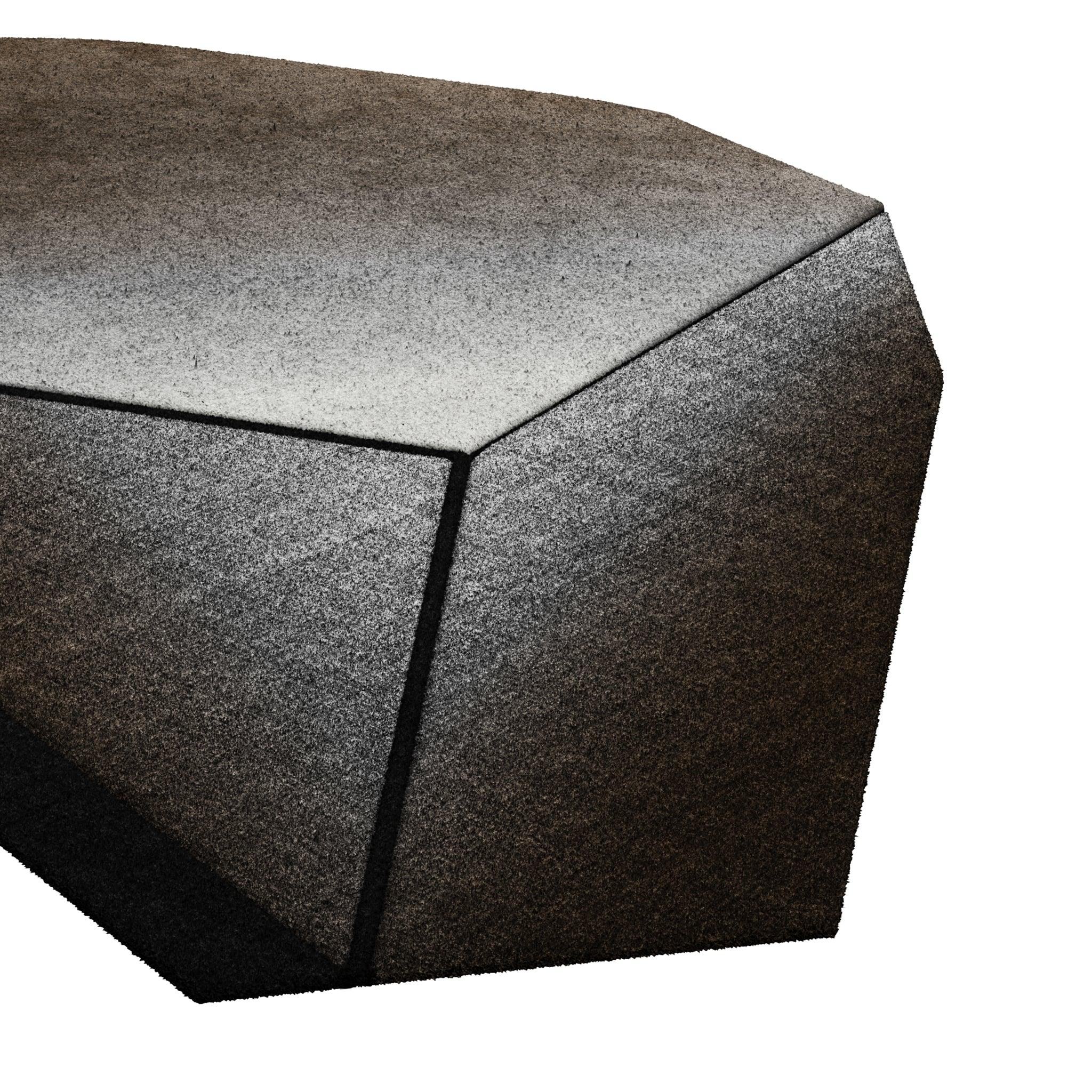Tapis Retro #008 ist ein Retro-Teppich mit unregelmäßiger Form und monochromen Farbtönen. Inspiriert von architektonischen Linien, setzt dieser geometrische Teppich in jedem Wohnbereich ein Zeichen.

Mit einer 3D-Tufting-Technik, die Schnitt- und