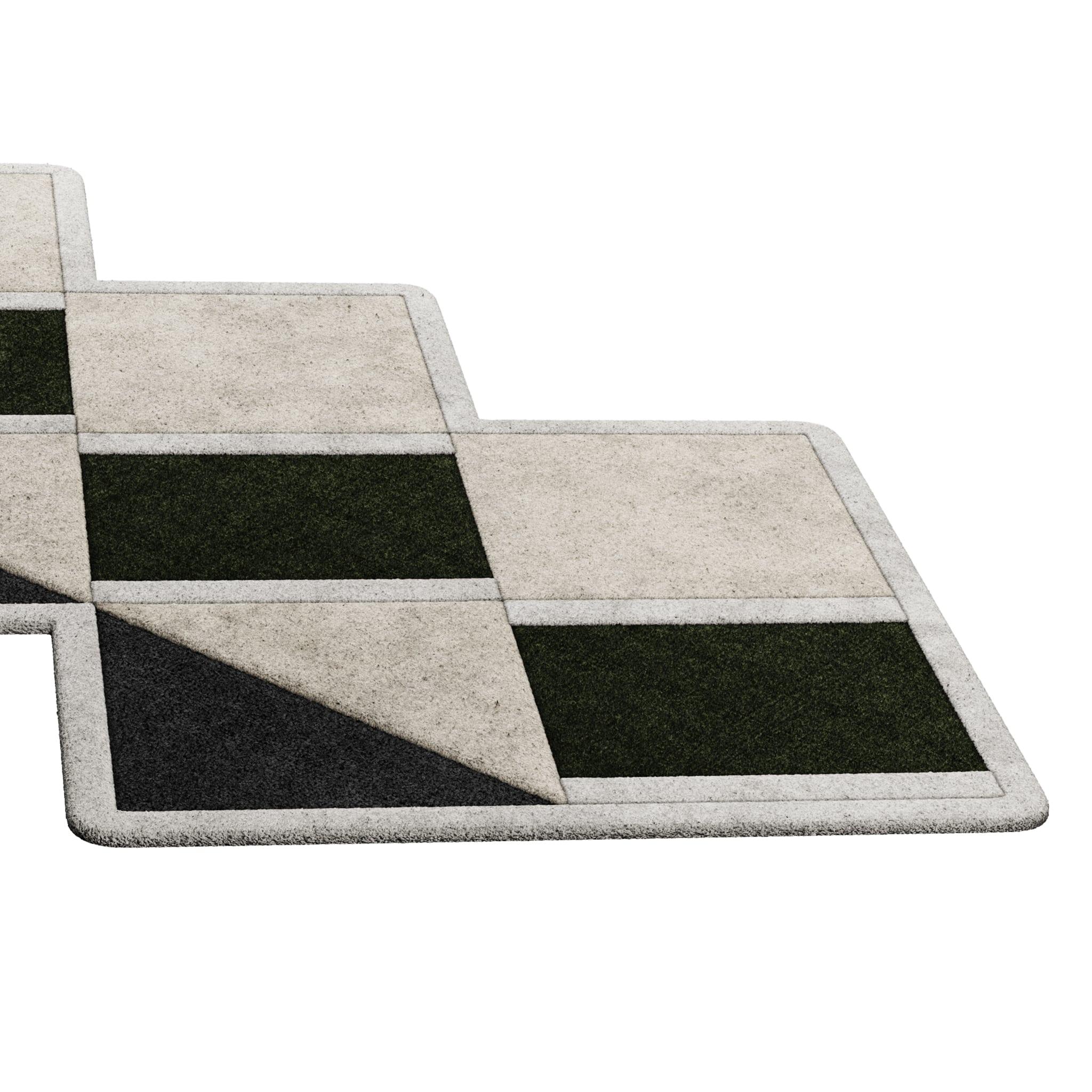 Tapis Retro #011 ist ein Retro-Teppich mit unregelmäßiger Form und monochromen Farbtönen. Inspiriert von architektonischen Linien, setzt dieser geometrische Teppich in jedem Wohnbereich ein Zeichen.

Mit einer 3D-Tufting-Technik, die Schnitt- und