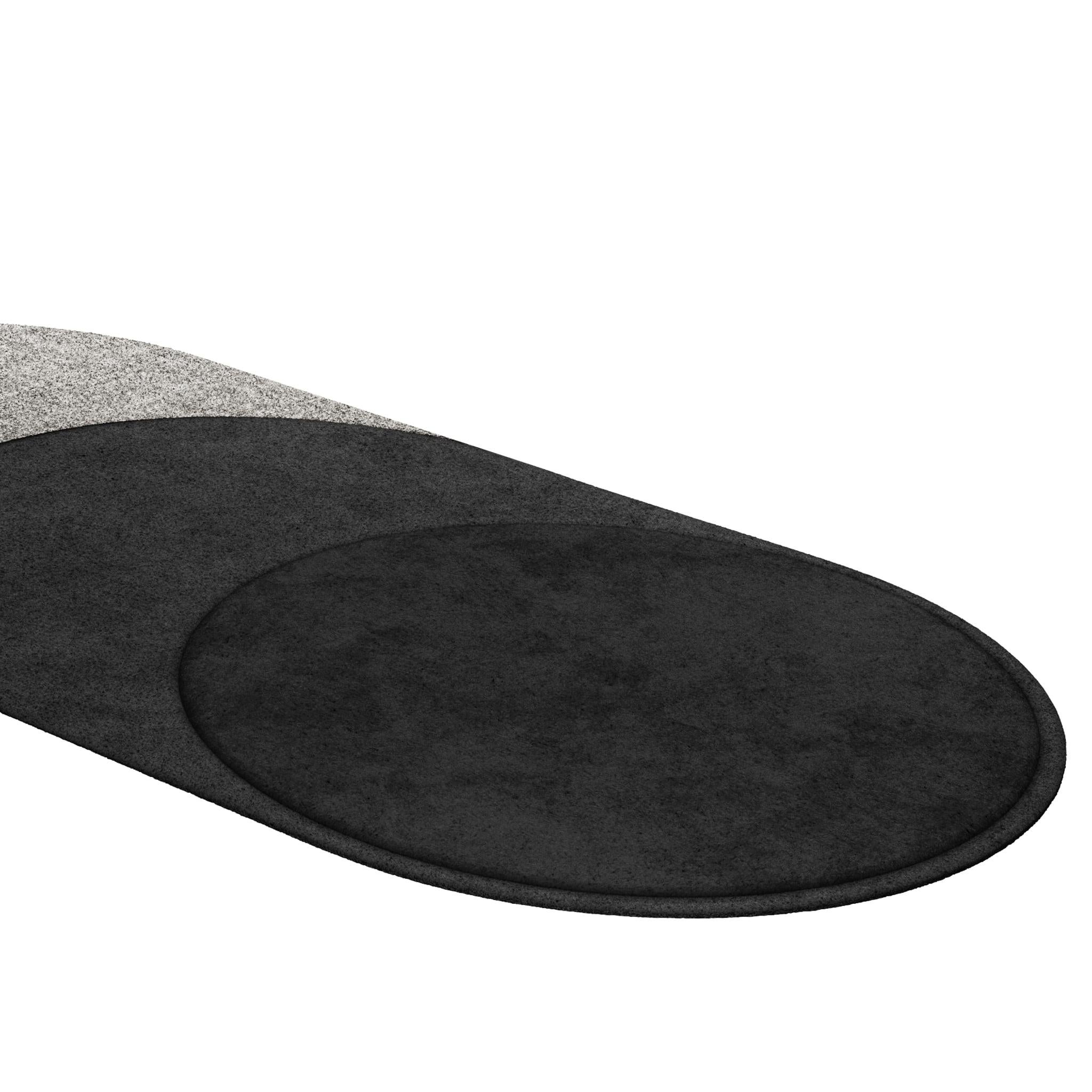 Tapis Retro #012 ist ein Retro-Teppich mit ovaler Form und monochromen Farbtönen. Inspiriert von architektonischen Linien, setzt dieser geometrische Teppich in jedem Wohnbereich ein Zeichen.

Mit einer 3D-Tufting-Technik, die Schnitt- und