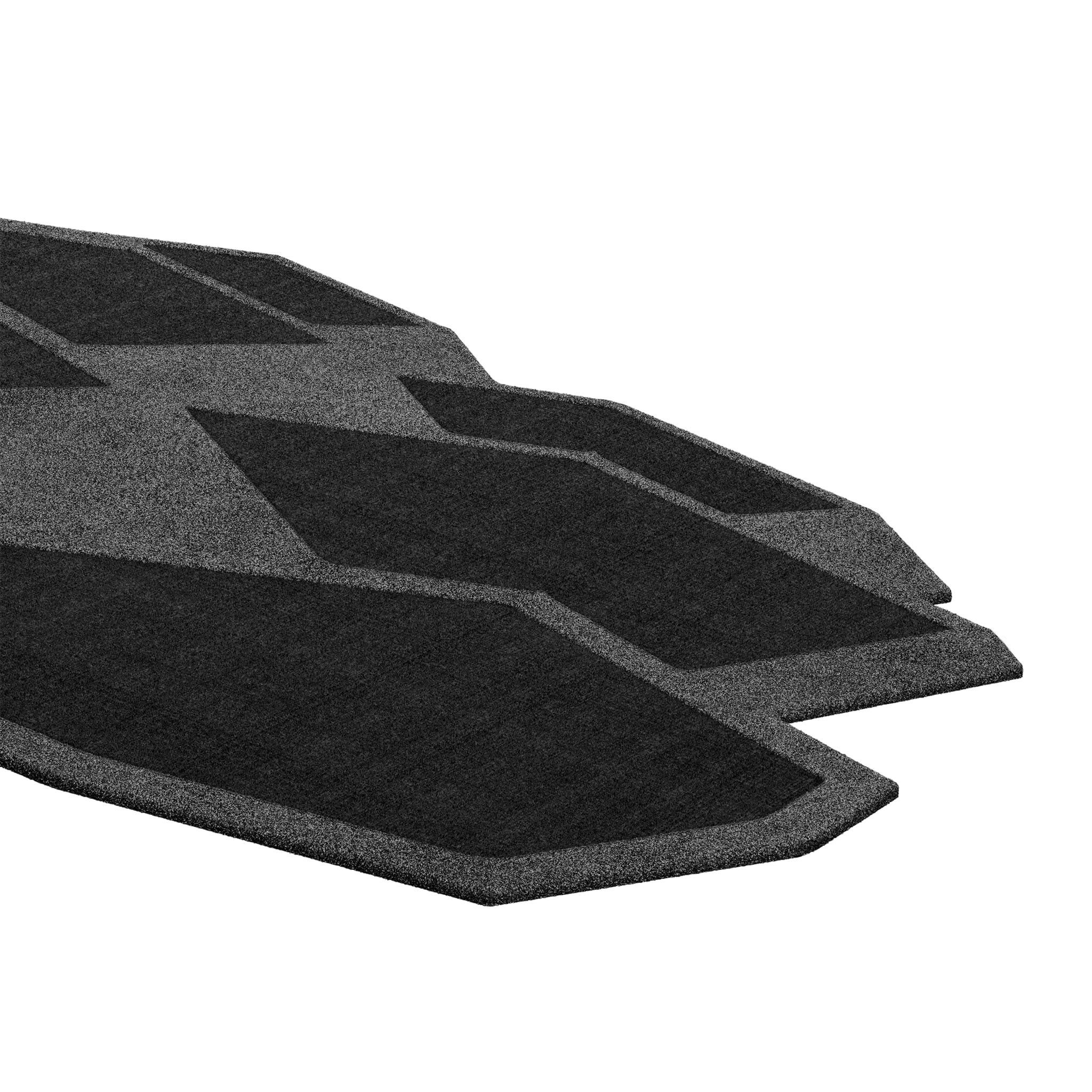 Tapis Retro #016 ist ein Retro-Teppich mit unregelmäßiger Form und monochromen Farbtönen. Inspiriert von architektonischen Linien, setzt dieser geometrische Teppich in jedem Wohnbereich ein Zeichen.

Mit einer 3D-Tufting-Technik, die Schnitt- und