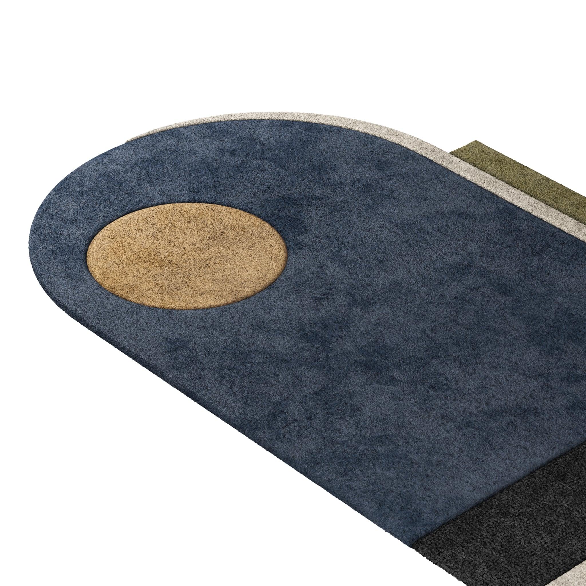 Tapis Retro #018 ist ein Retro-Teppich mit einer unregelmäßigen Form und zeitlosen Farben. Inspiriert von architektonischen Linien, setzt dieser geometrische Teppich in jedem Wohnbereich ein Zeichen. 

Der Retro-Teppich in Beige, Blau und Grün mit