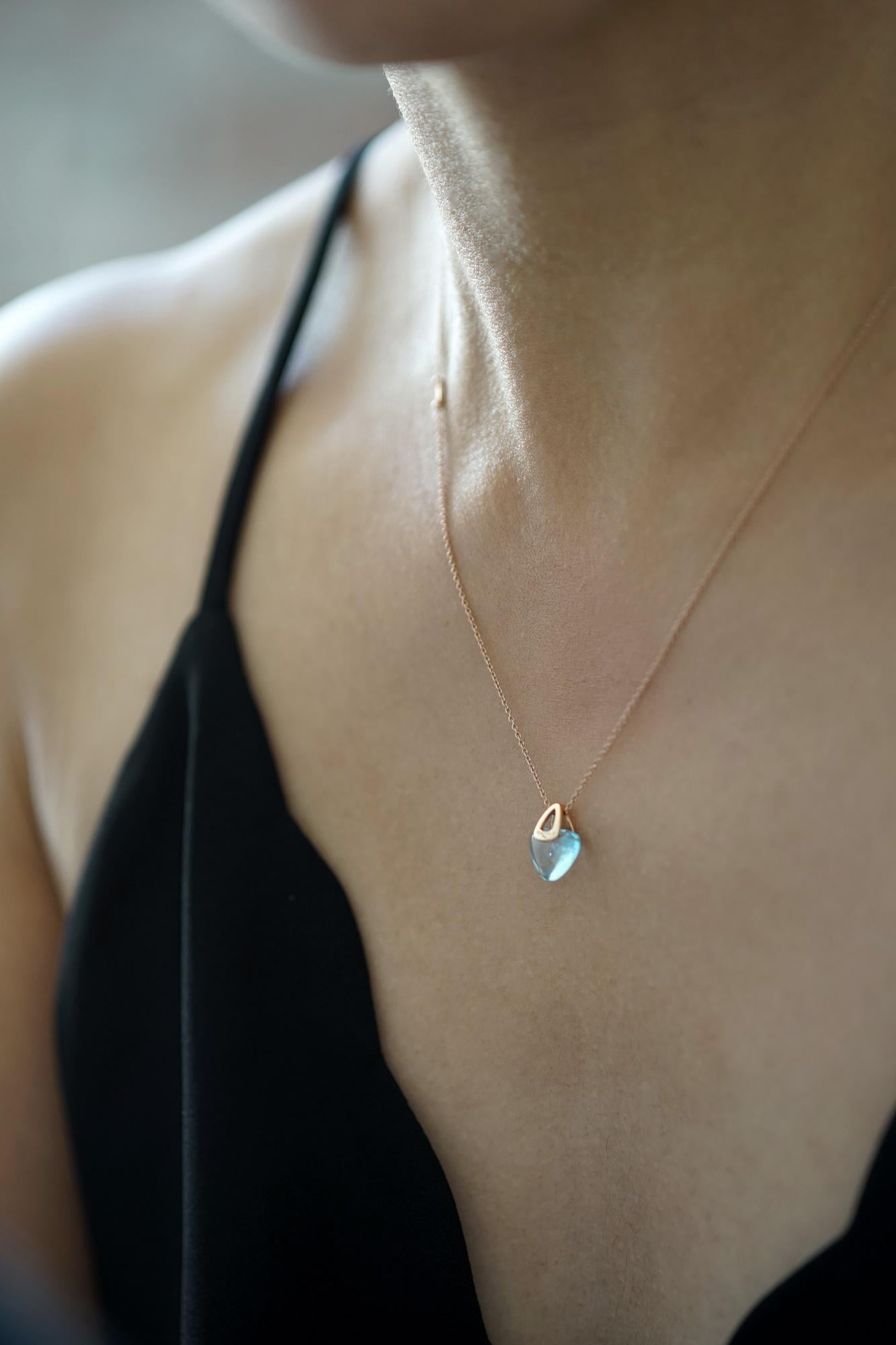 Modern Geometrical Triangle 18k Gold Luck Rock Necklace with Healing Blue Topaz In New Condition In Valencia, CA