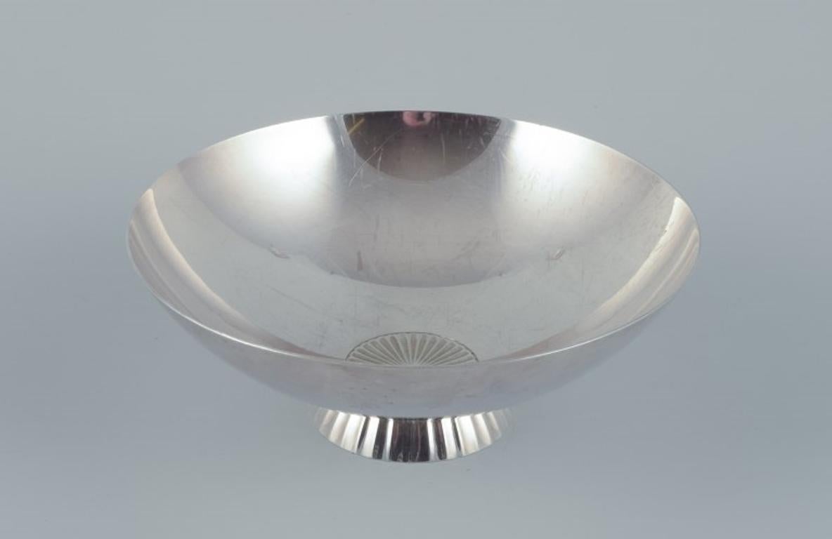 Modern Georg Jensen bowl in sterling silver.
Designed by Sigvard Bernadotte (1907-2002).
Design number 823.
Produced in the period 1945-1977.
Year stamp T10 = 1993
Hallmarked on the bottom.
Approximate weight 260 grams.
Dimensions: Diameter 16.0 cm.