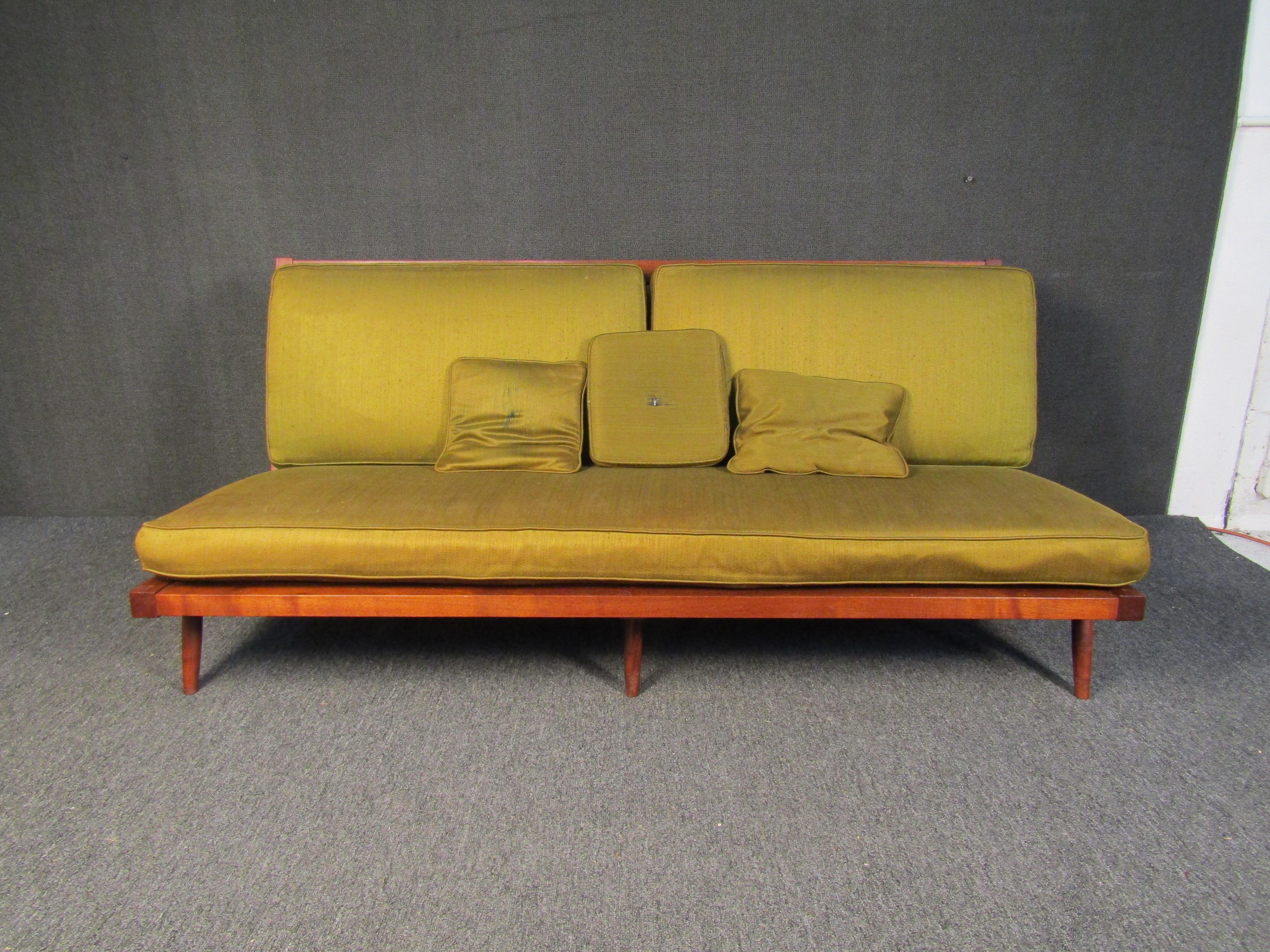 Modernes armloses Sofa von George Nakashima im Angebot 1