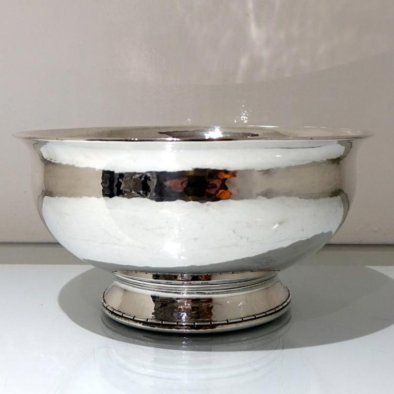 A stunning and highly collectable circular plain formed large silver bowl elegantly finished with the highly desirable “hammered” patina. The bowl sits on a stylish circular foot.

 

Weight: 28.6 troy ounces/890 grams

Measures: Height 4.7