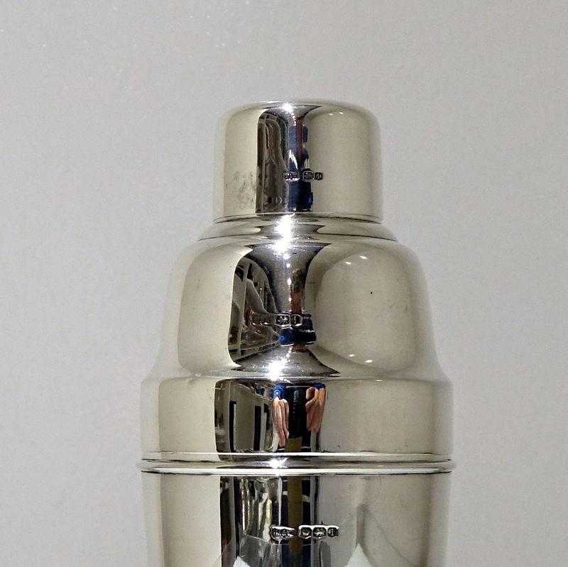 Modern George V Sterling Silver Cocktail Shaker Sheffield 1926 Mappin & Webb In Excellent Condition For Sale In 53-64 Chancery Lane, London