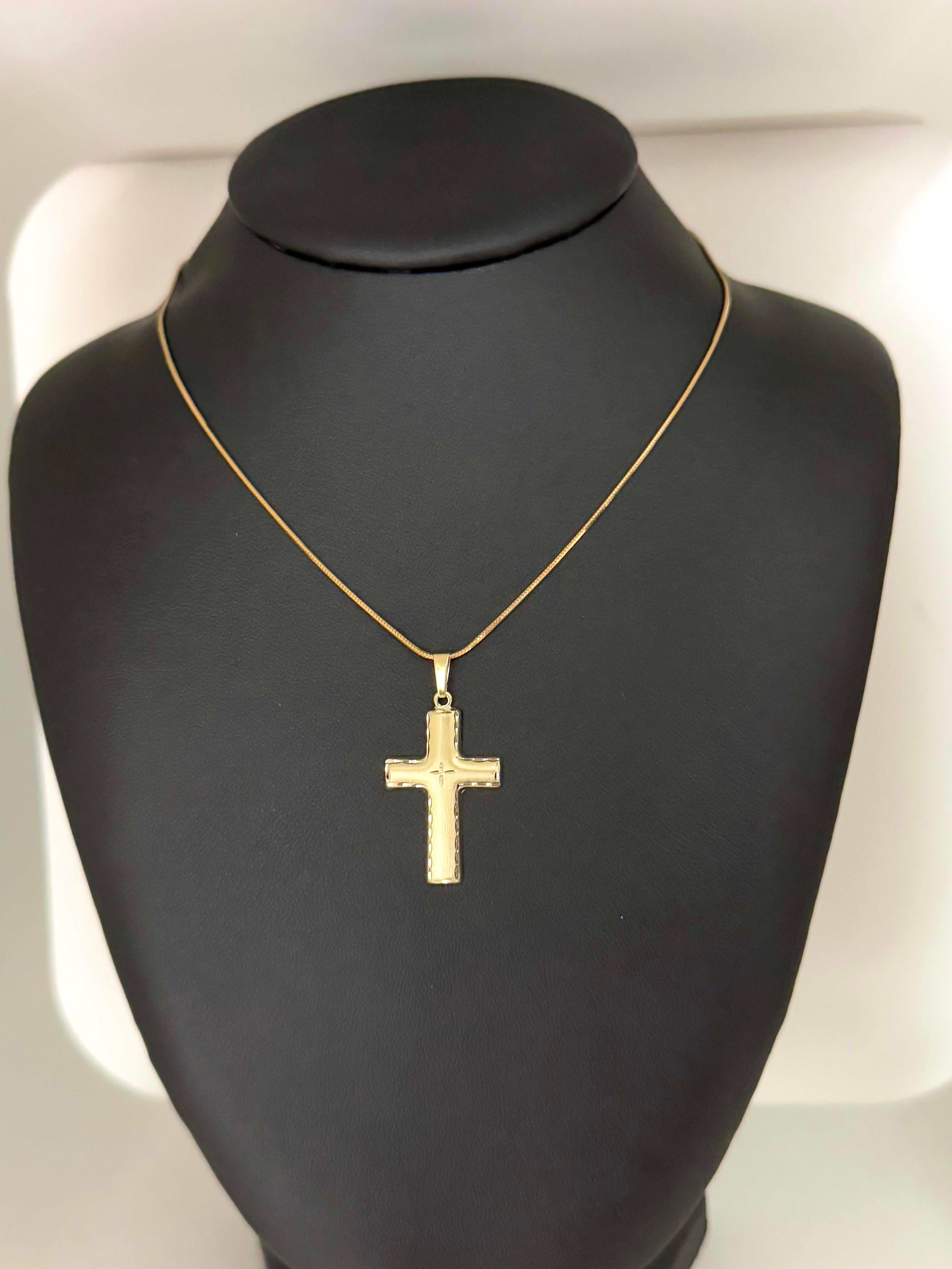 Questa Croce Tedesca Moderna in oro giallo 14 carati è un pezzo splendidamente sobrio che combina un design pulito con un'ottima lavorazione artigianale. La croce presenta una raffinata finitura satinata, che le conferisce una consistenza morbida e