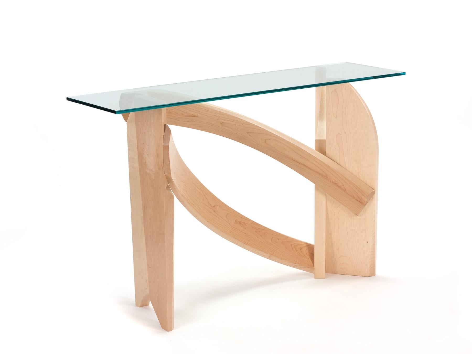 Mesa consola gestual moderna con curvas de arce y cristal de Nico Yektai Moderno en venta