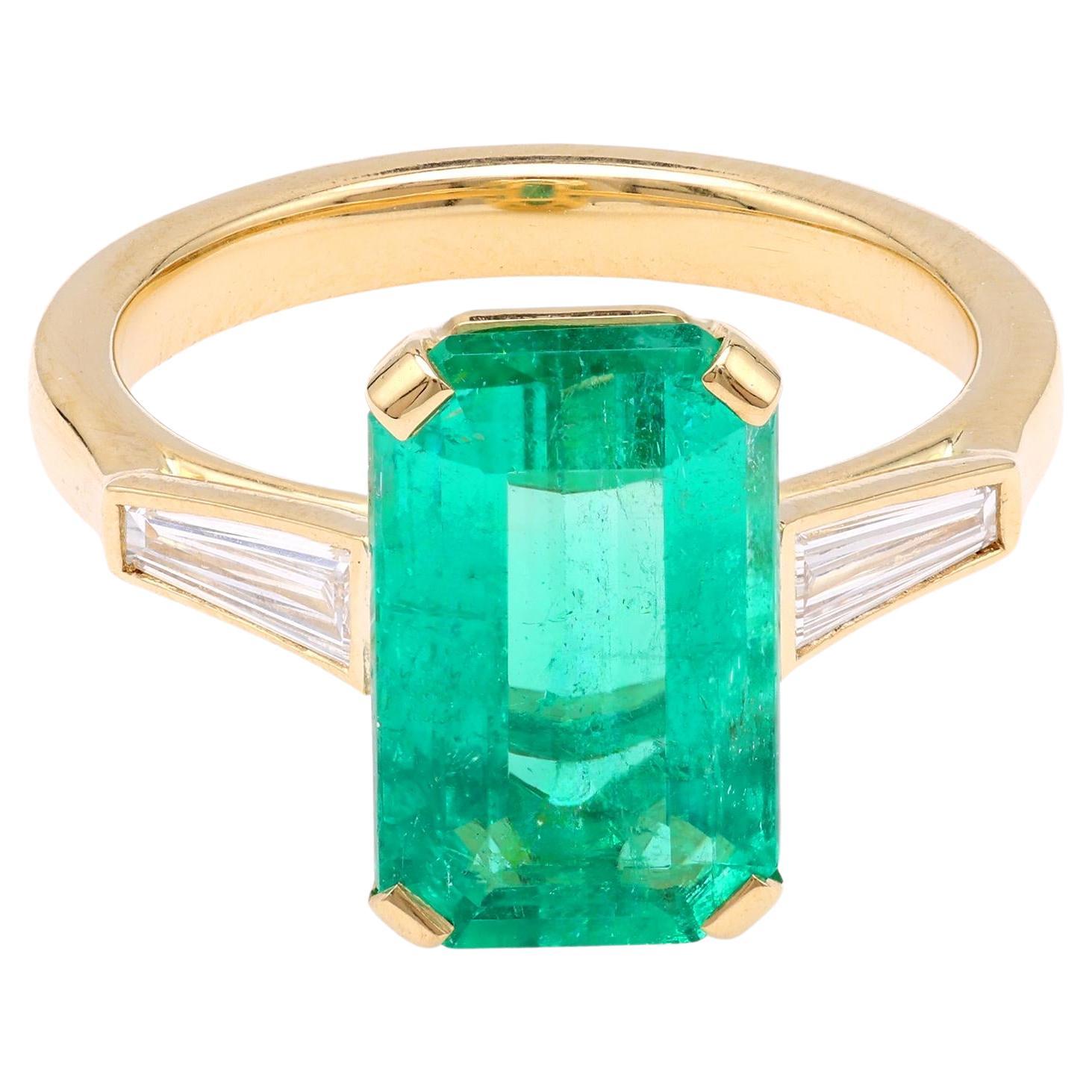 Moderner GIA 3,81 Karat Smaragd-Diamant-Gelbgold-Ring mit drei Steinen