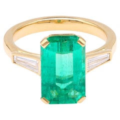 Moderno anello a tre pietre in oro giallo con diamante smeraldo da 3,81 carati GIA