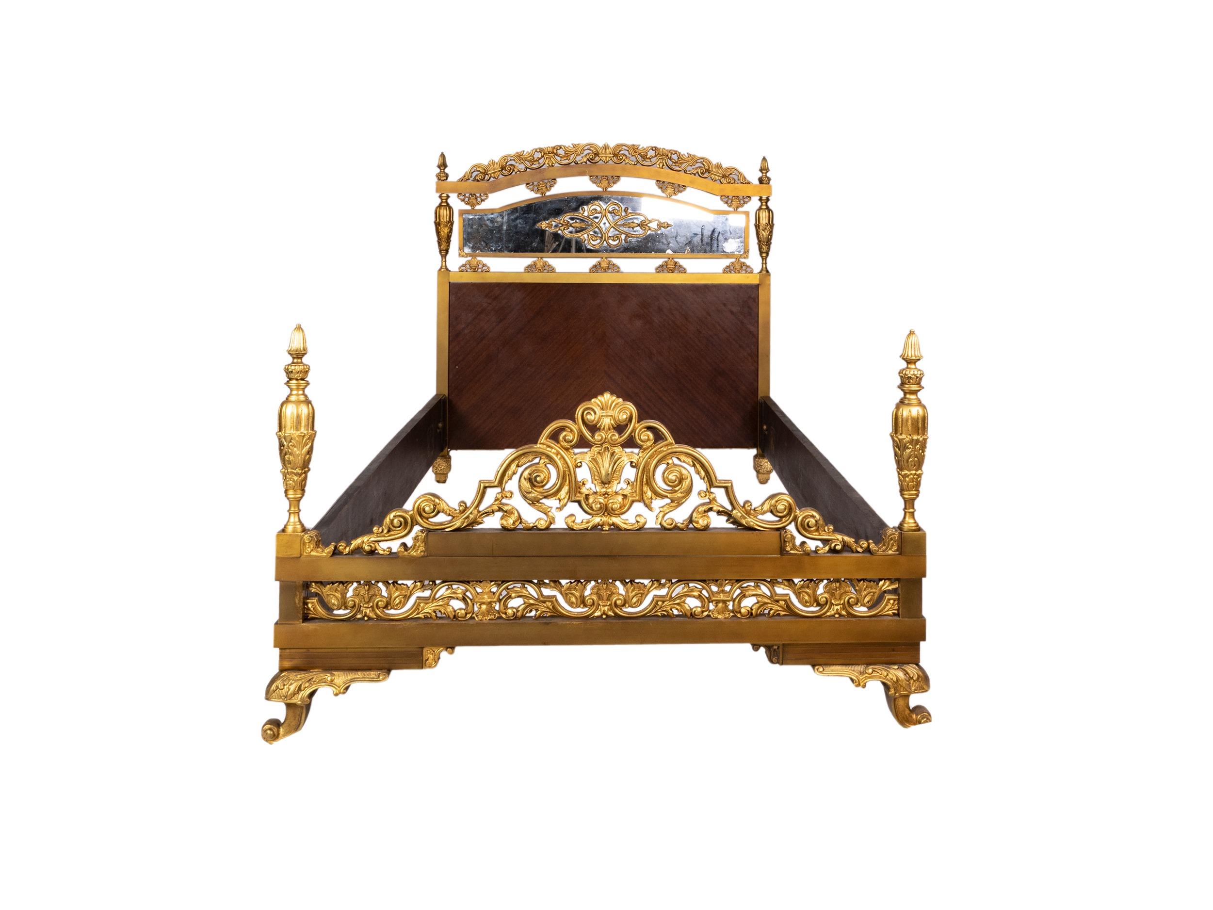 Bett aus Bronze mit kompletter Struktur; reich verziertes und glasiertes Kopfteil; ohne Lattenrost und Matratze (wie auf den Fotos zu sehen) mit Details aus Parkett in einer modernen Variante des Louis XV-Stils.