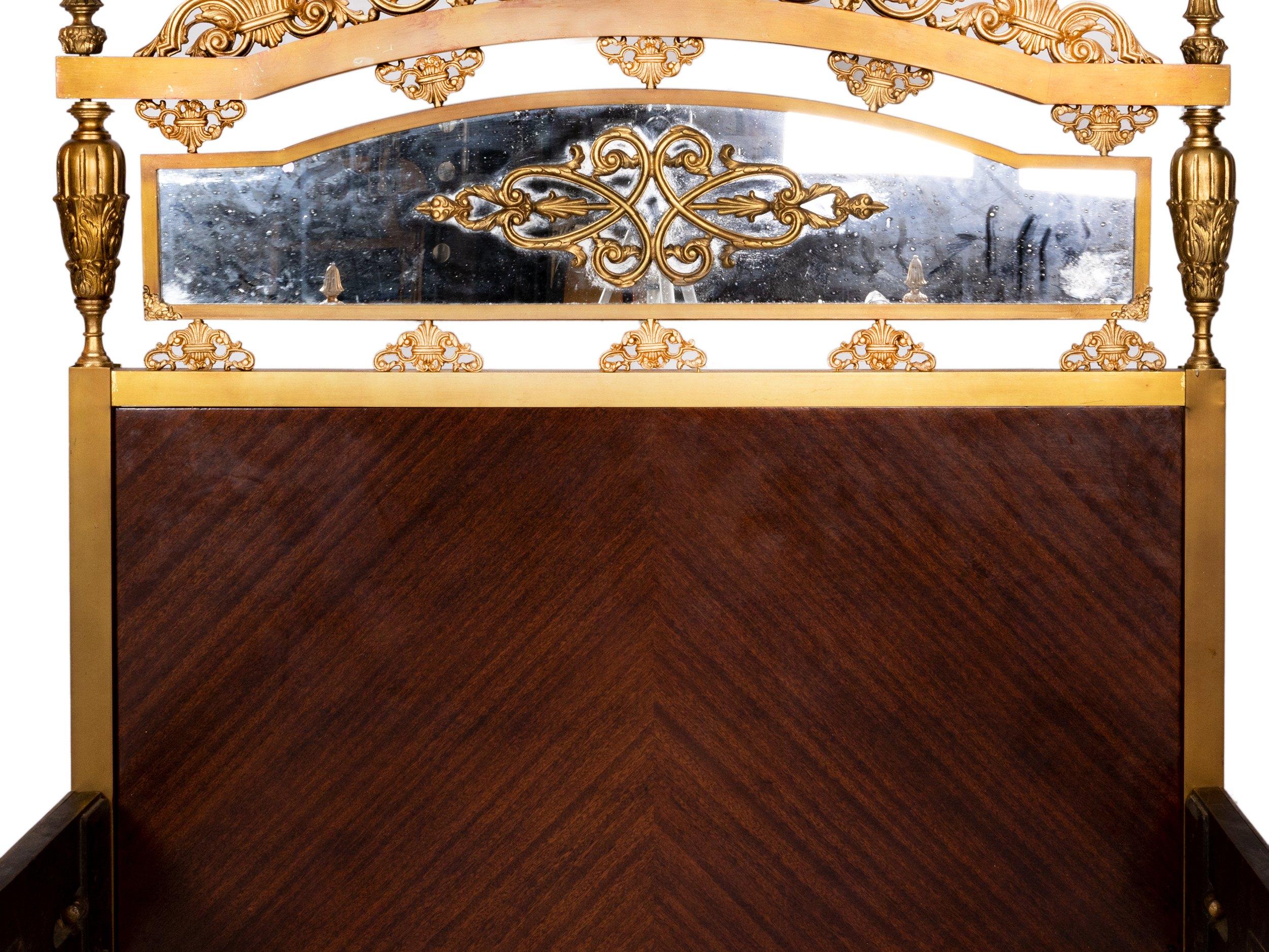 Modernes vergoldetes Bronzebett Louis XV.-Stil, 20. Jahrhundert (Metall) im Angebot