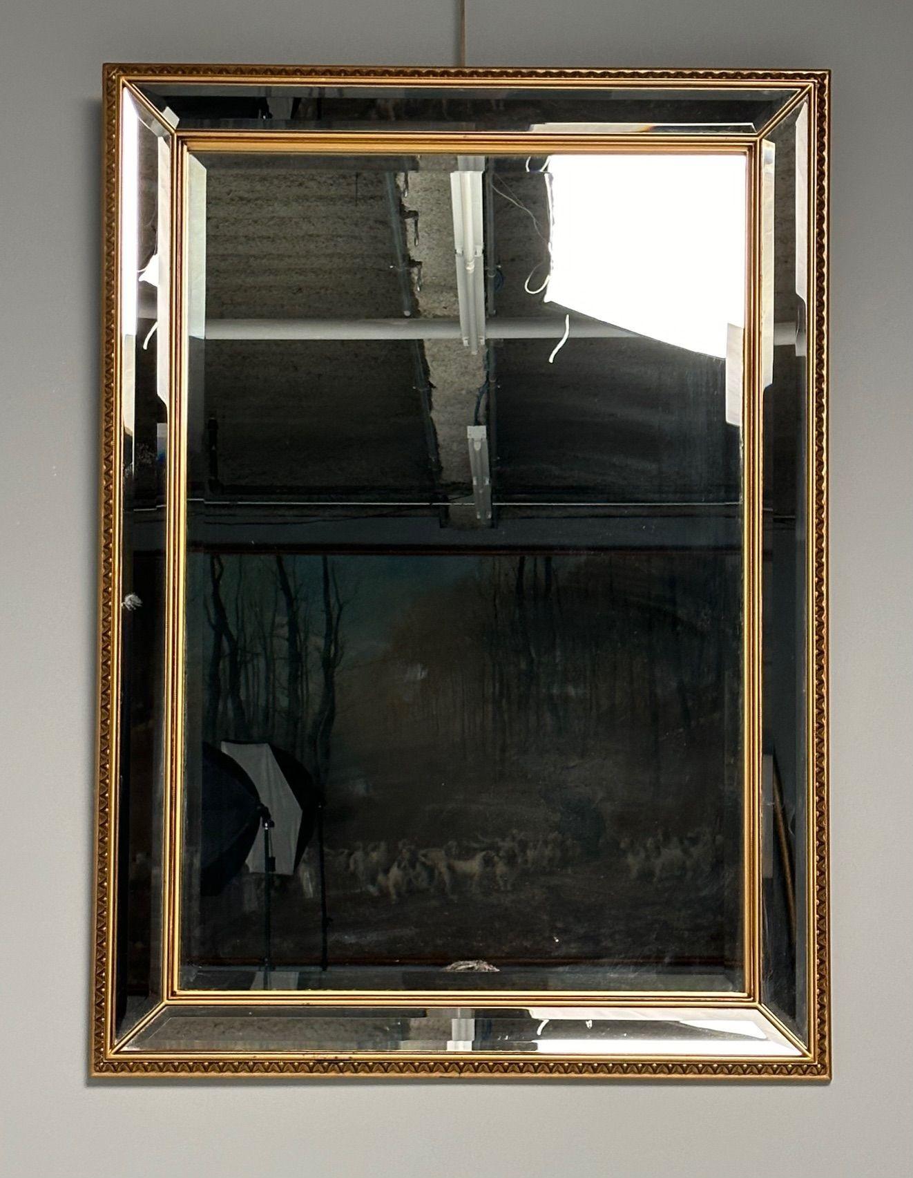 Modern Vergoldeter, abgeschrägter Wand-, Konsolen- oder Kaminsims-Spiegel

Mit einem abgeschrägten Mittelspiegel, der von einem auf Gehrung geschnittenen, abgeschrägten Spiegel in einem doppelt vergoldeten Rahmen umrahmt ist.

42H x 30W x 1.5D