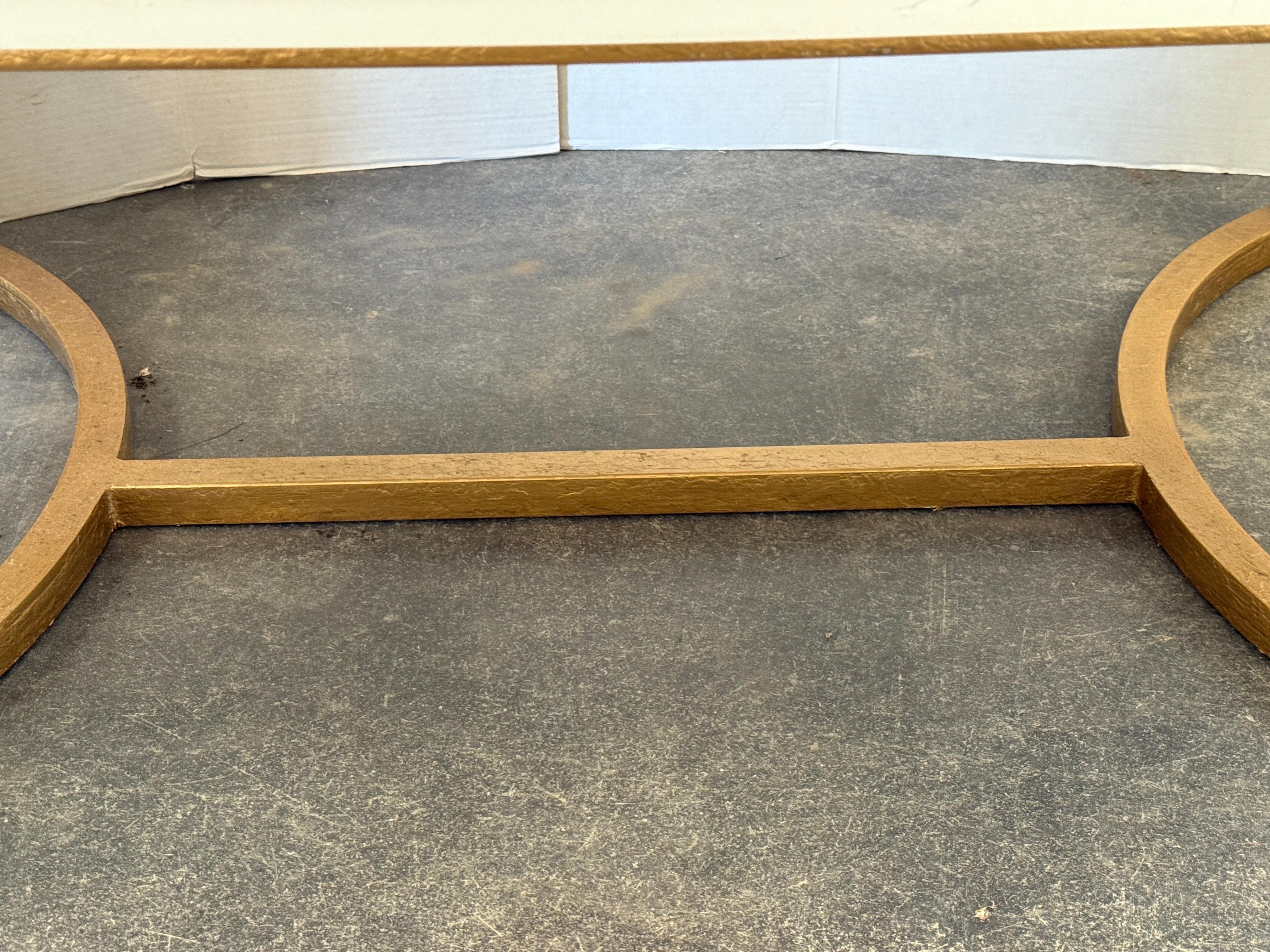 Mesa de centro moderna de hierro dorado con tapa de mármol blanco de la colección Antica Dorado en venta