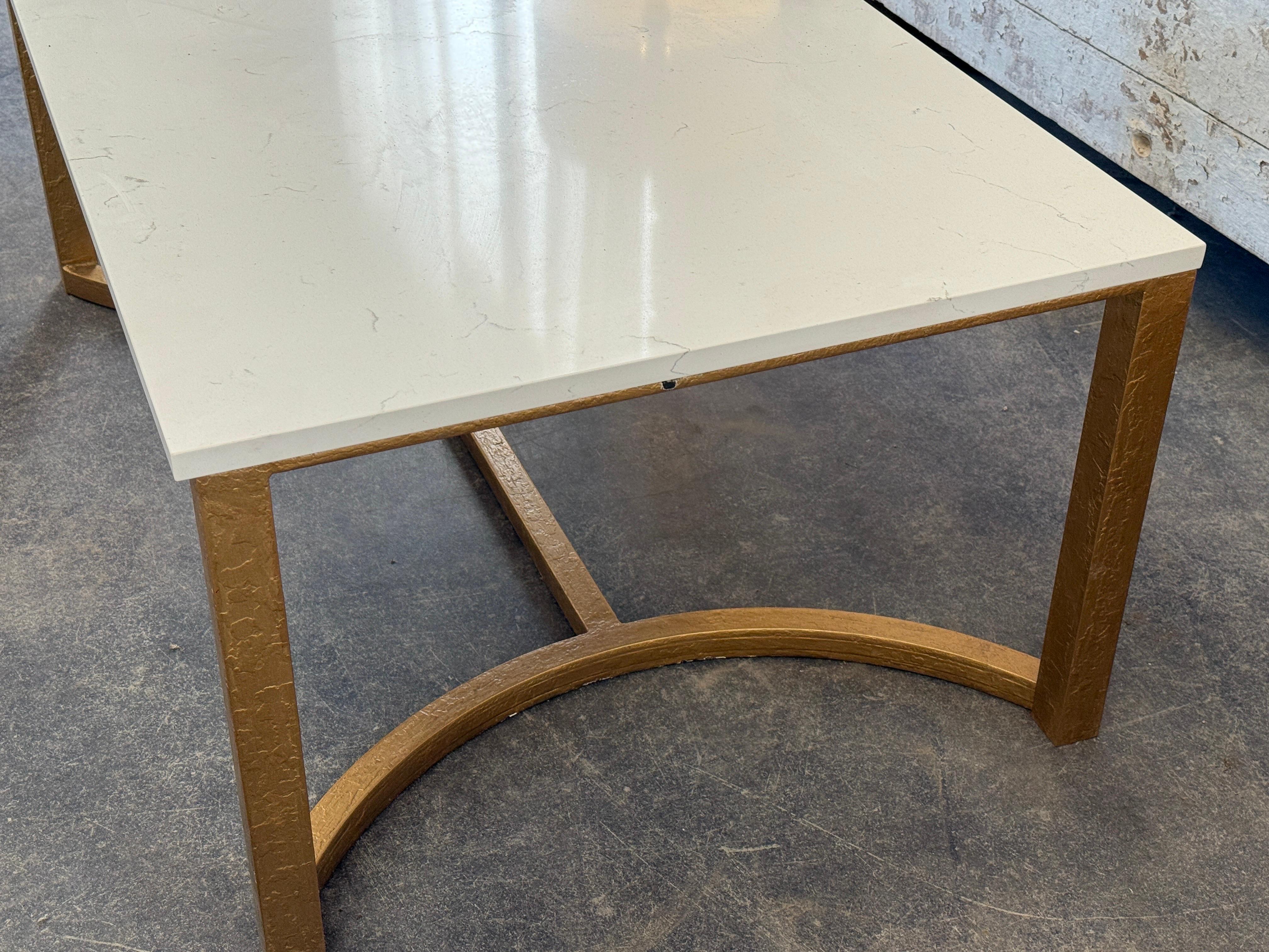 Mesa de centro moderna de hierro dorado con tapa de mármol blanco de la colección Antica en Bueno estado para la venta en Houston, TX
