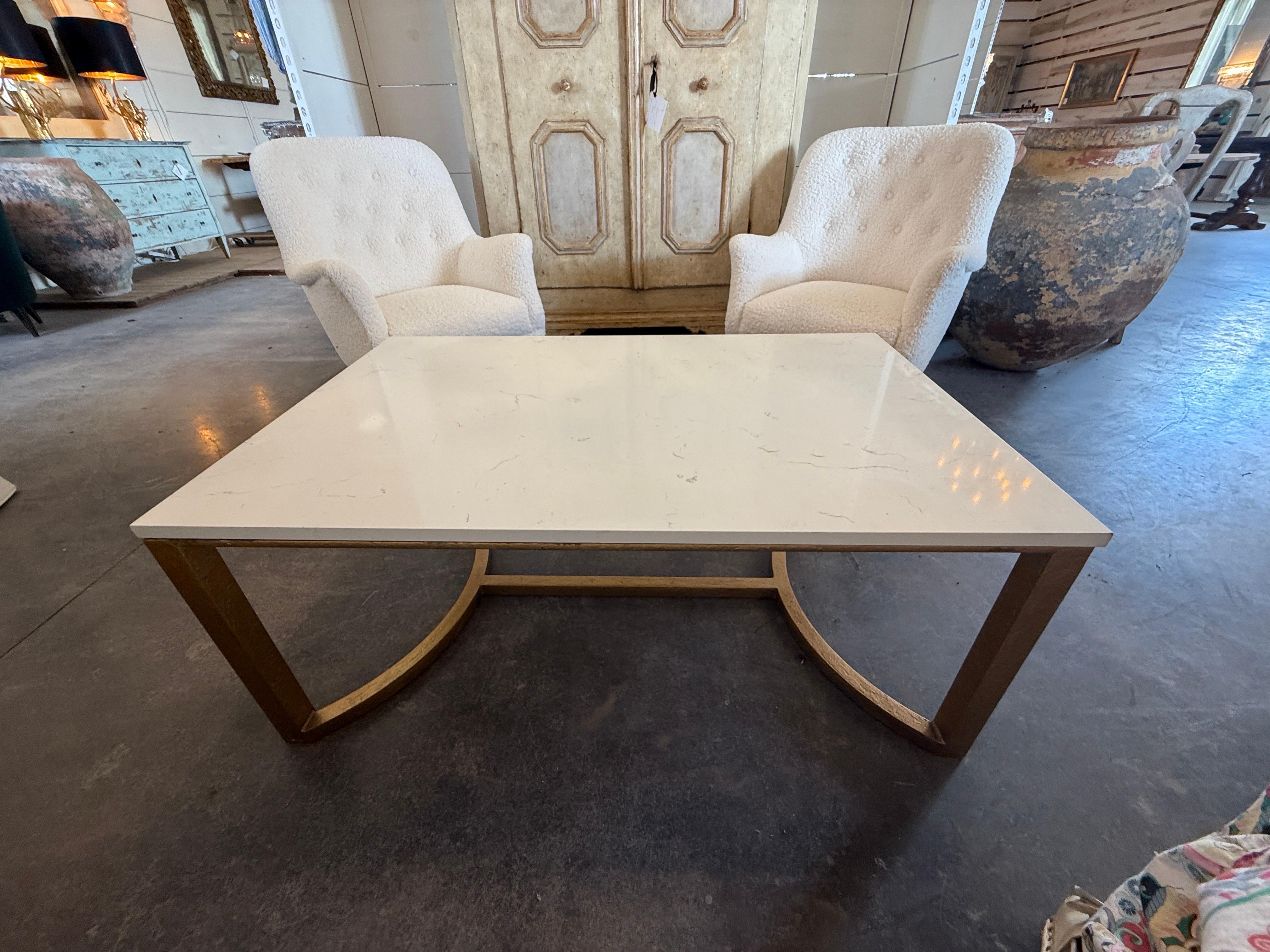 Mesa de centro moderna de hierro dorado con tapa de mármol blanco de la colección Antica Siglo XXI y contemporáneo en venta