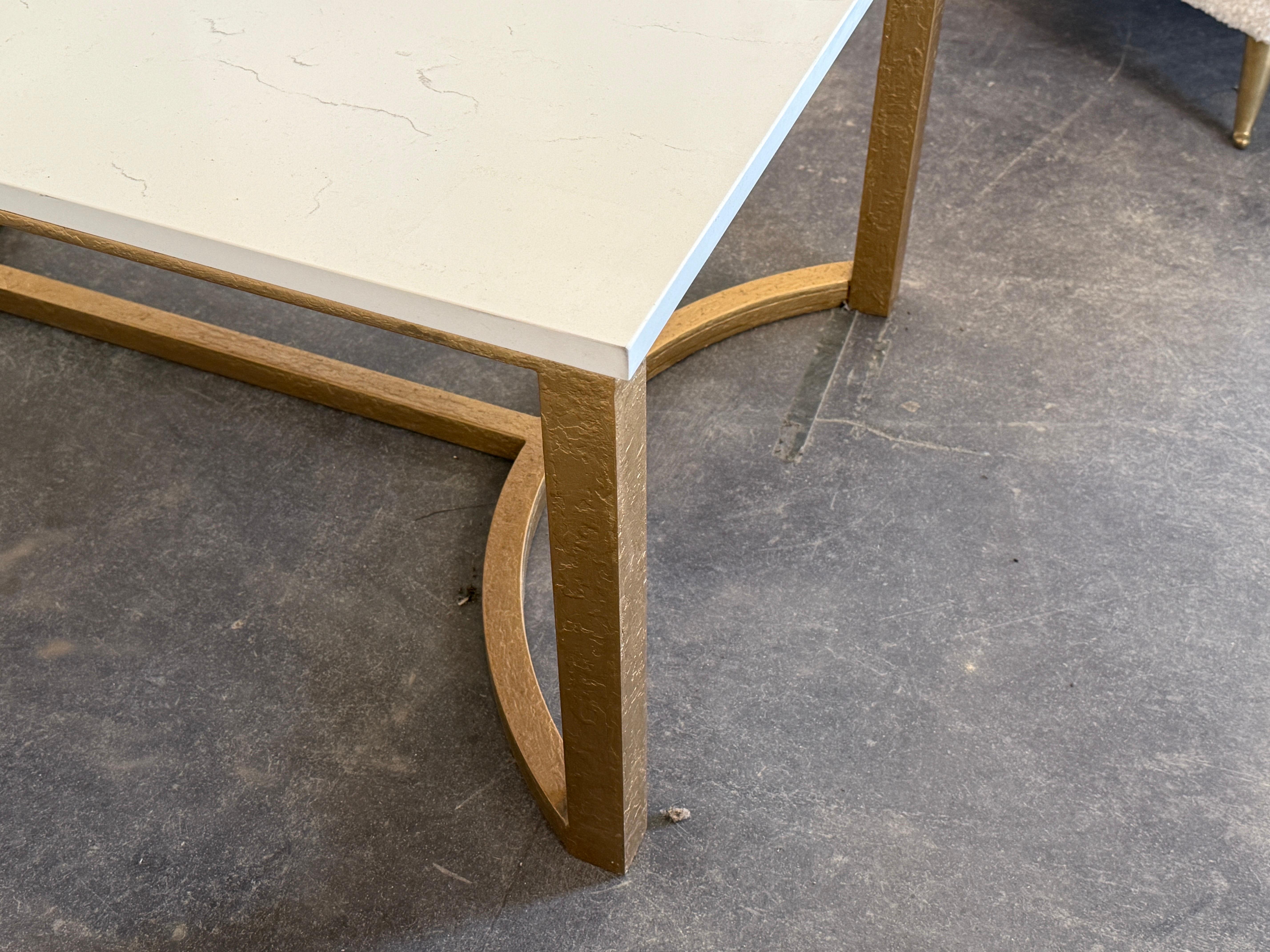 Mesa de centro moderna de hierro dorado con tapa de mármol blanco de la colección Antica Hierro en venta