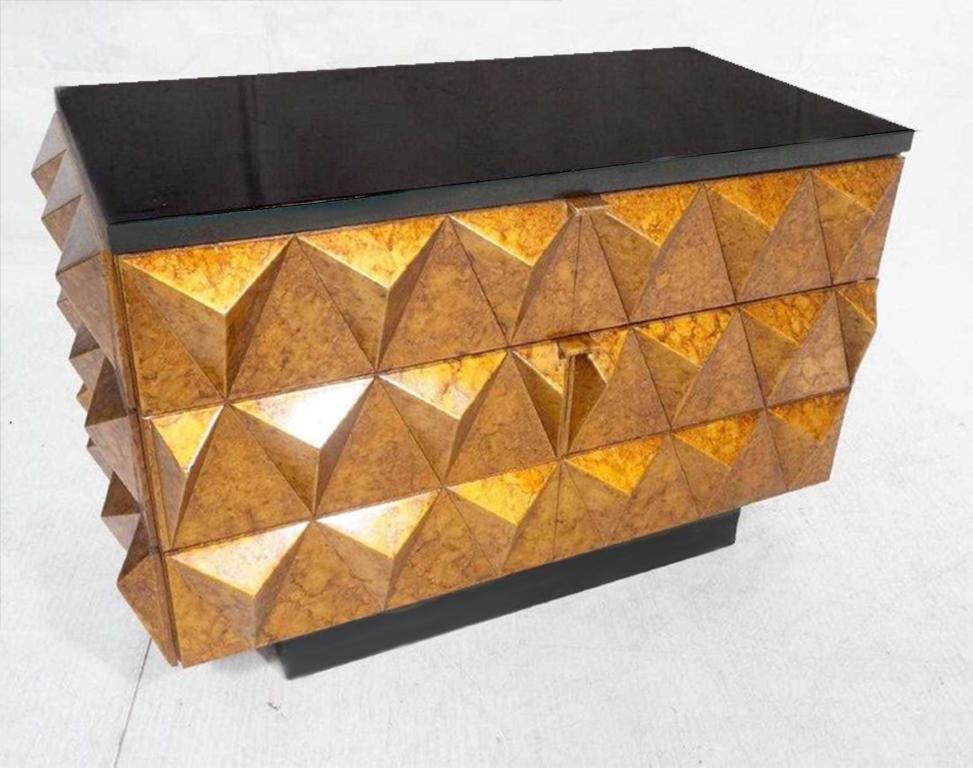 Intagliato Cassettiera moderna con borchie laccata dorata in vendita