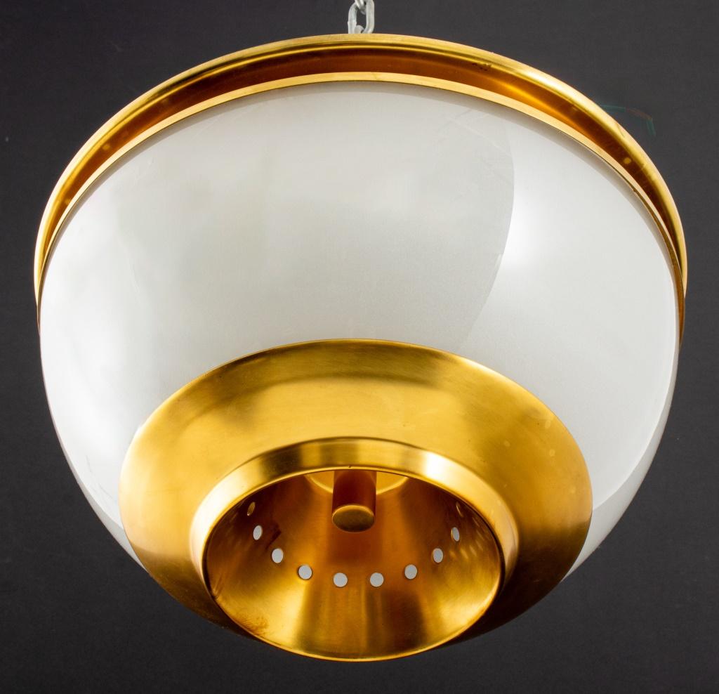20ième siècle The Modernity Gilt Metal and Frosted Glass Ceiling Light (plafonnier moderne en métal doré et verre dépoli) en vente