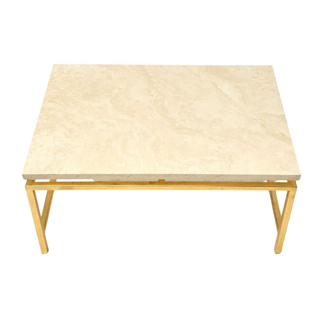 Table basse moderne en métal doré et plateau en pierre de Lee Jofa.  Cette table de cocktail élégante est fabriquée dans un style géométrique avec des pieds droits en métal doré et un seul châssis avec un plateau en pierre crème qui semble flotter