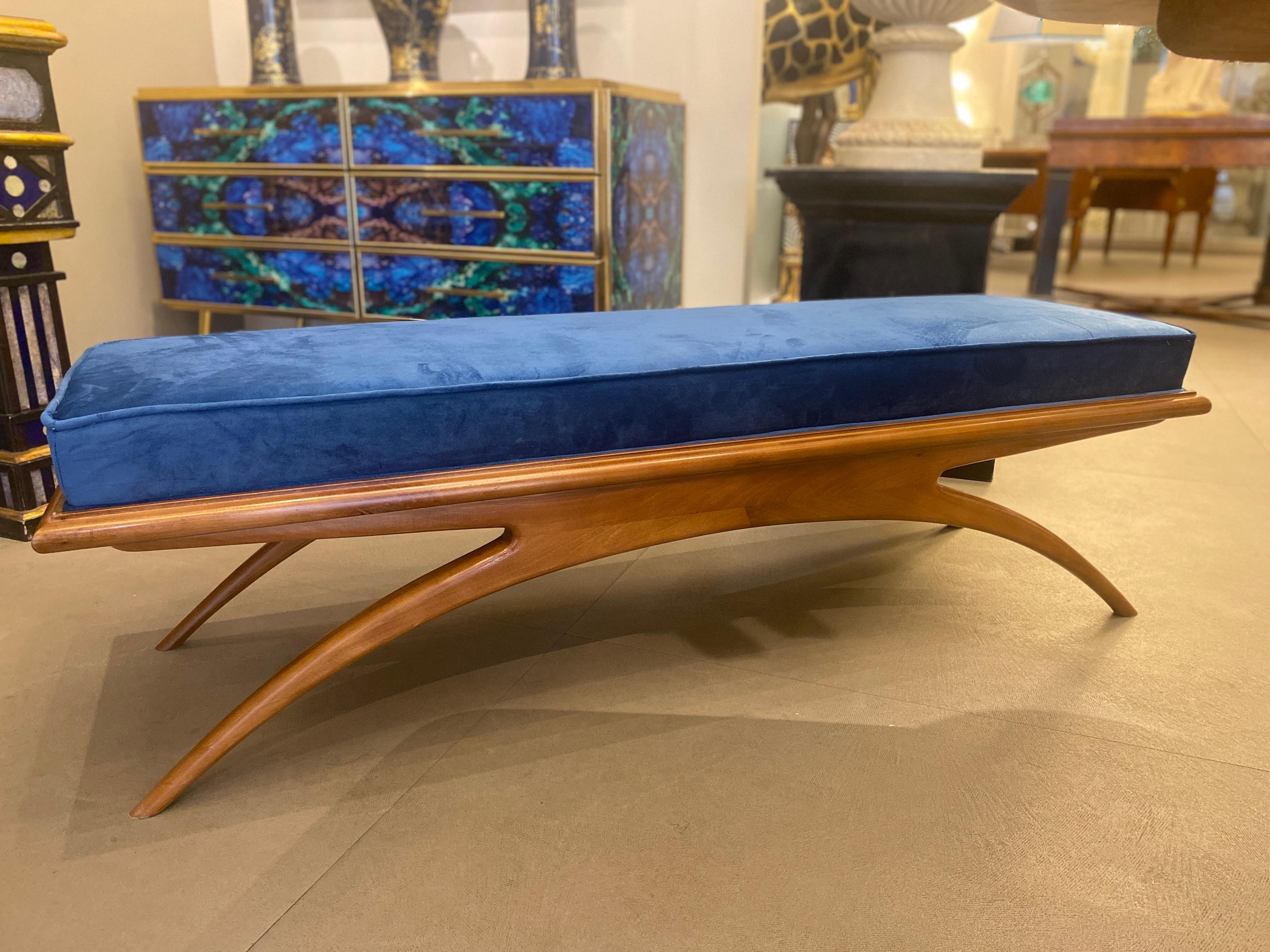 Nogal moderno esculpido  banco o sofá inspirado en Gio Ponti, el famoso diseñador italiano de mediados de siglo.
Cojín de terciopelo azul recién tapizado .
Disponible también un par .
 