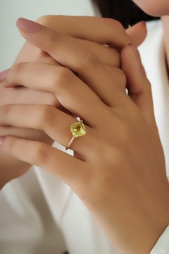 Anello cocktail glam moderno con topazio limone e trifoglio di diamanti da 2,04 carati in oro giallo 14K