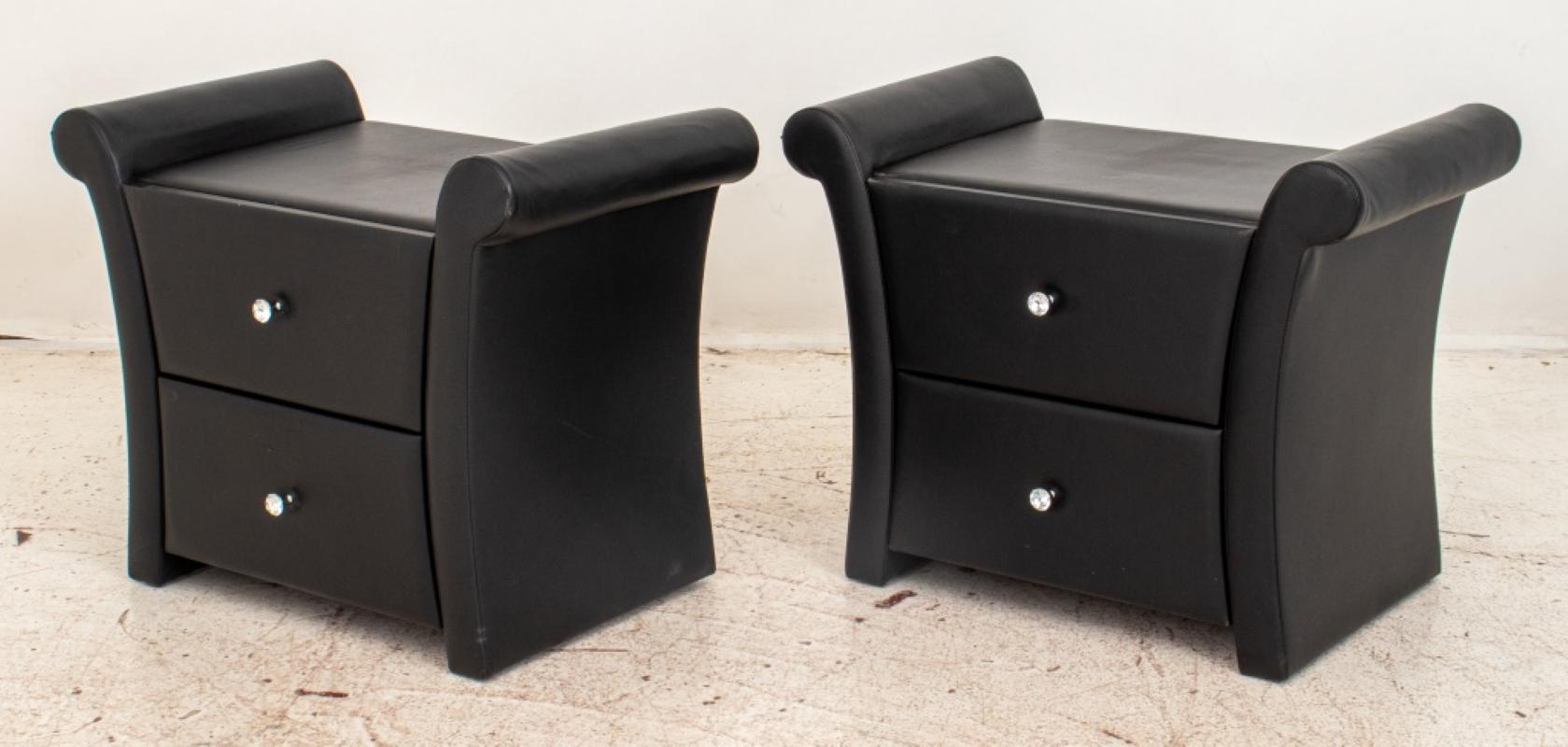 Paire de tables de chevet à la mode moderne glamour, recouvertes de faux cuir noir, chacune comportant deux tiroirs avec des poignées chics en chrome et en verre à facettes. 22.5