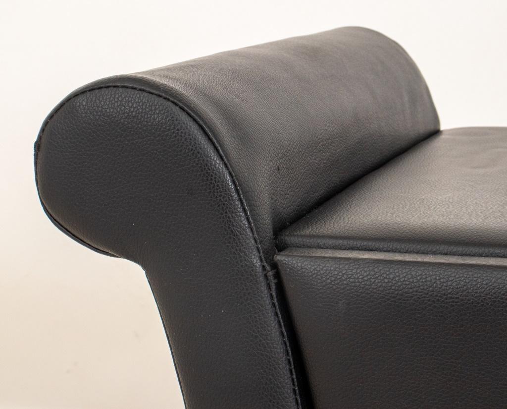 Imitation cuir Paire de tables de nuit en cuir végétal à la mode moderne glamour en vente