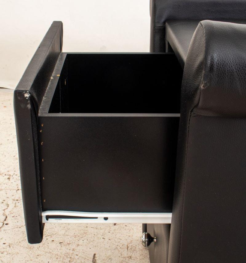 Paire de tables de nuit en cuir végétal à la mode moderne glamour en vente 1