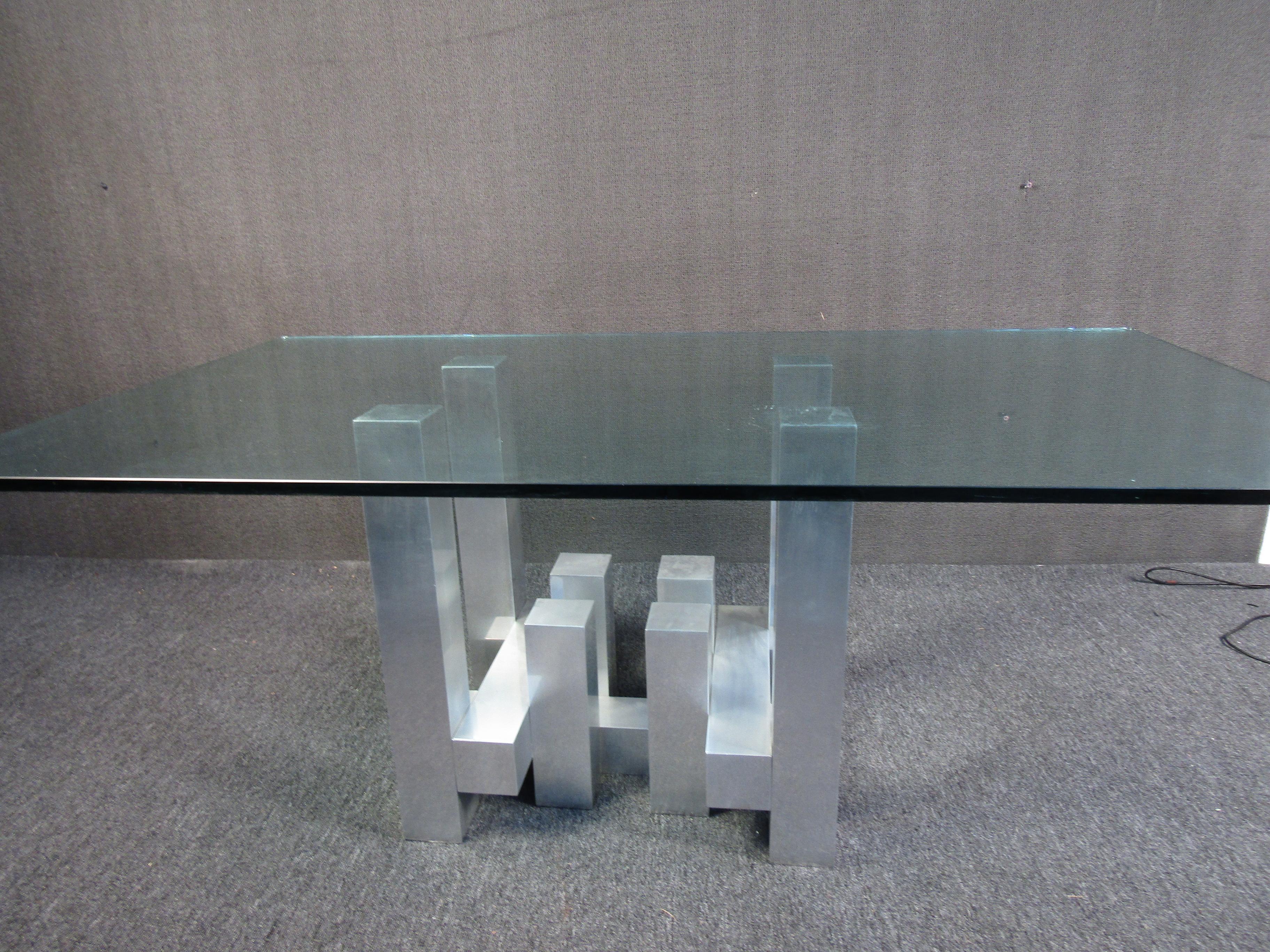 Une table accrocheuse dans le style du designer Paul Evans, cette table rectangulaire présente un plateau en verre sur une base métallique géométrique et inhabituelle. Veuillez confirmer la localisation de l'article auprès du vendeur (NY ou NJ).