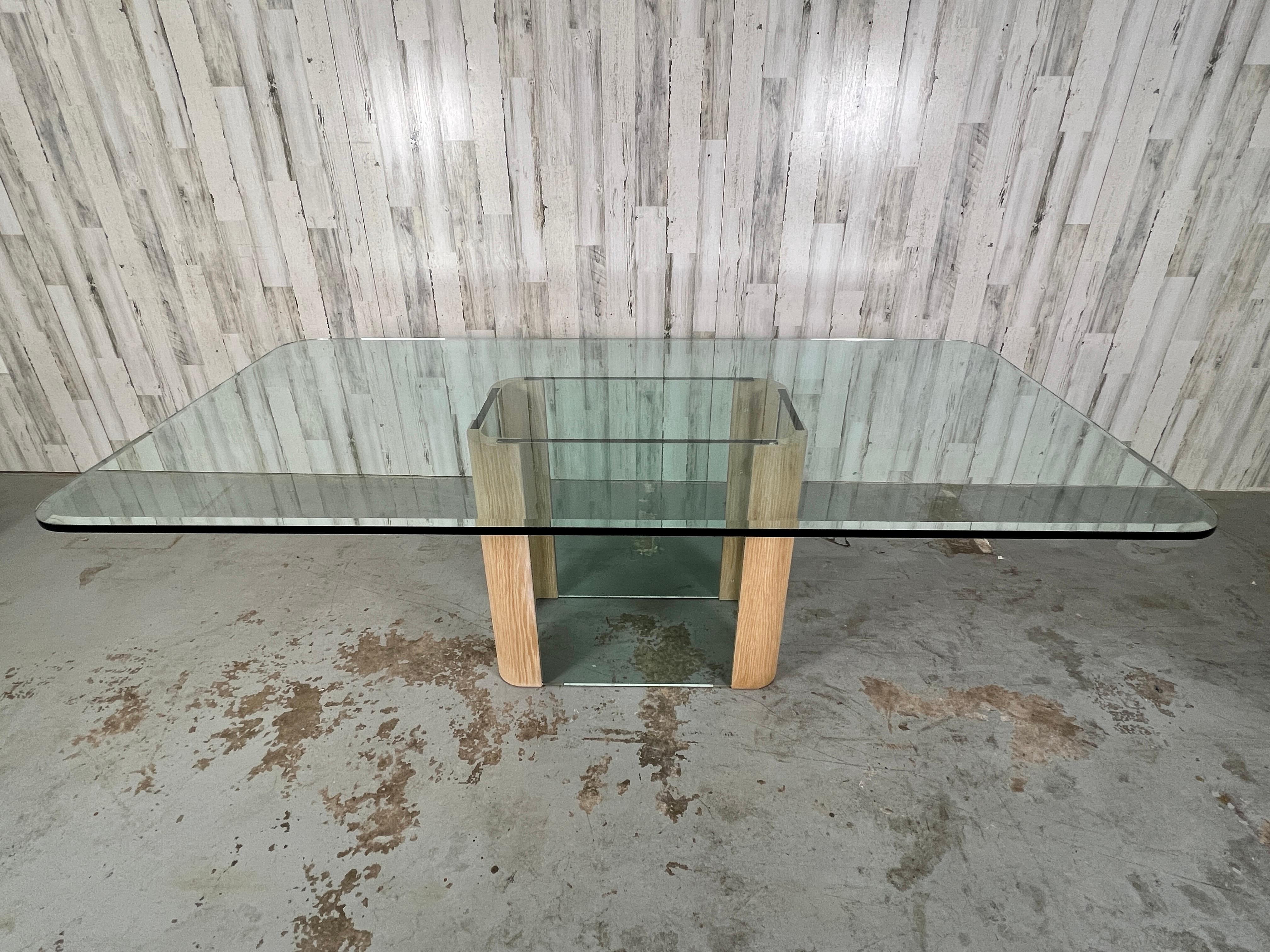 Angles incurvés en chêne blanc avec côtés en verre plat épais et plateau en verre biseauté. 
La base mesure 30 L x 16 P x 27,75 H.