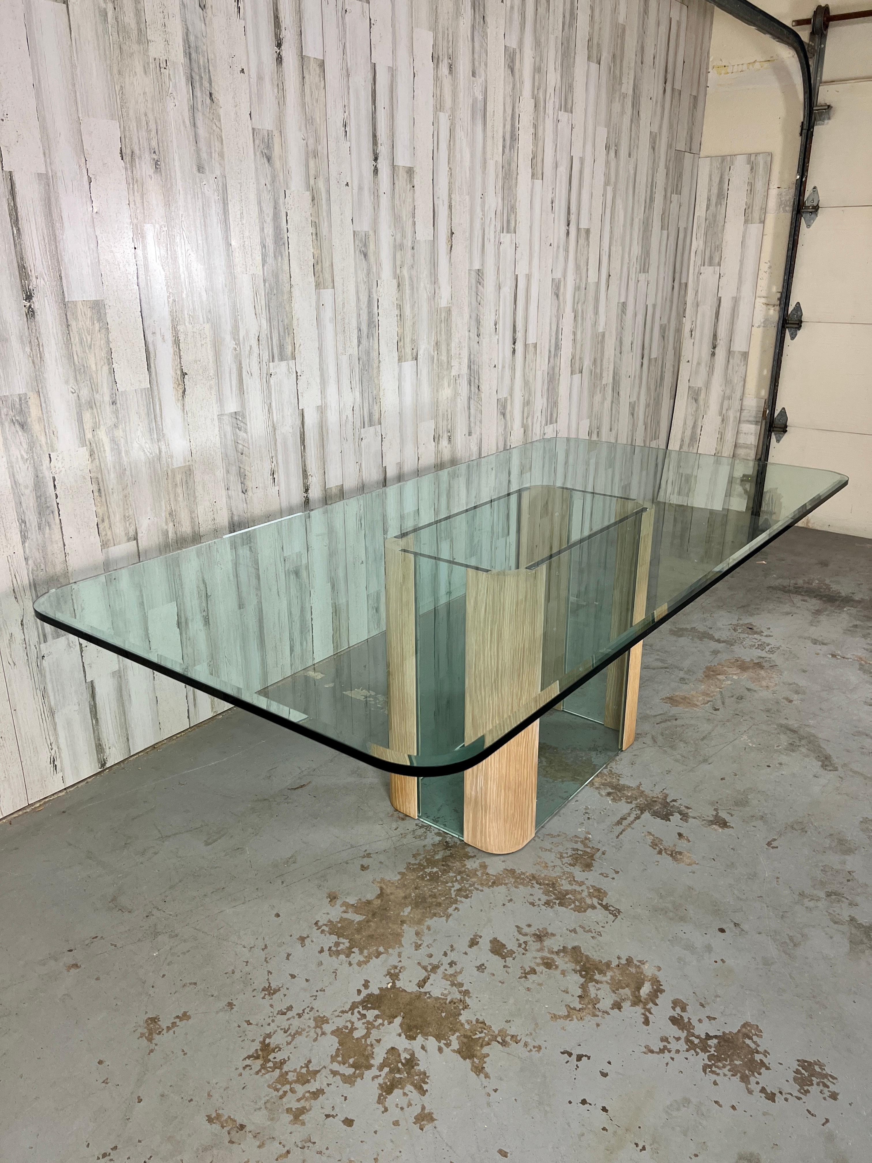 Table de salle à manger moderne en verre et Oak Oak Bon état - En vente à Denton, TX