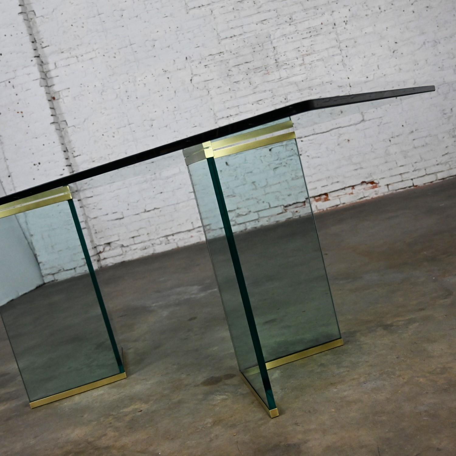 Table de salle à manger moderne à double piédestal en verre et laiton Attribué à Pace Collection en vente 3