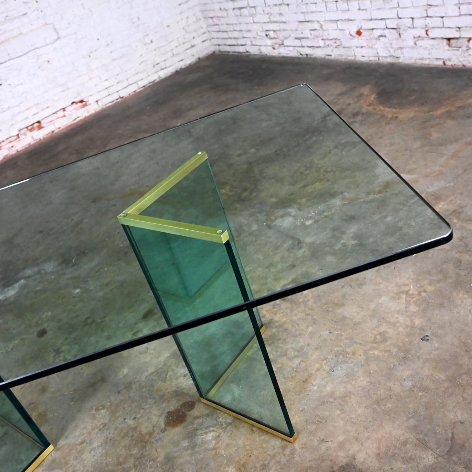 Table de salle à manger moderne à double piédestal en verre et laiton Attribué à Pace Collection en vente 4