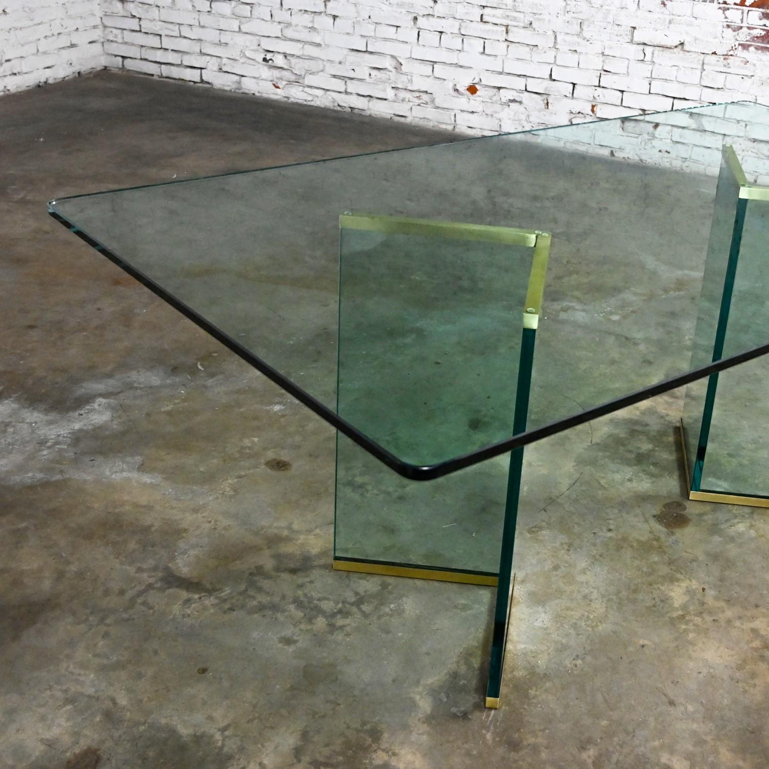 Table de salle à manger moderne à double piédestal en verre et laiton Attribué à Pace Collection en vente 5