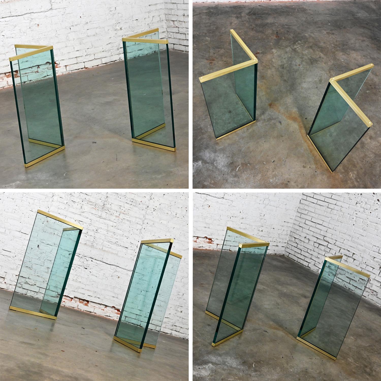 Table de salle à manger moderne à double piédestal en verre et laiton Attribué à Pace Collection en vente 8