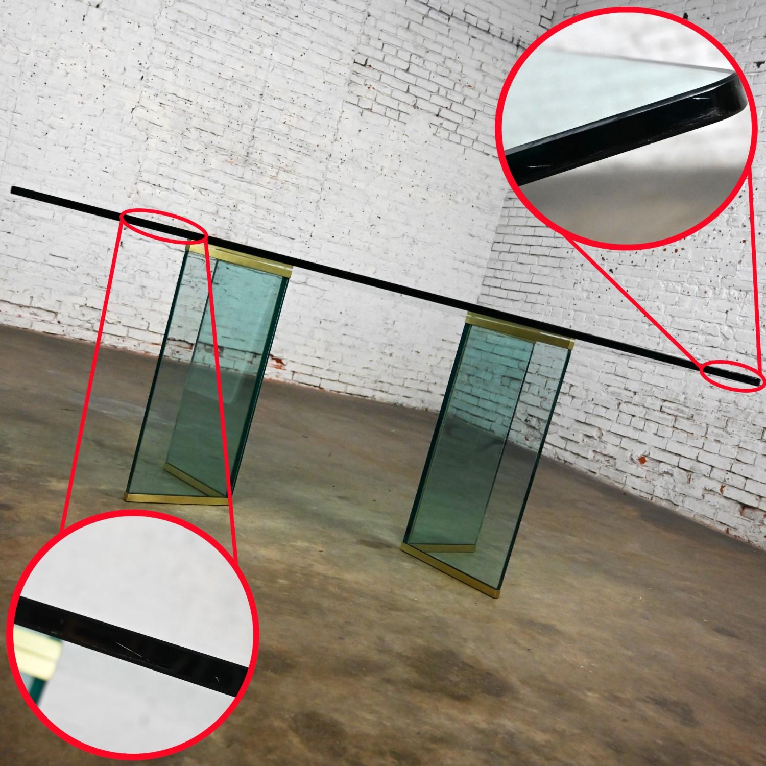 Table de salle à manger moderne à double piédestal en verre et laiton Attribué à Pace Collection en vente 10